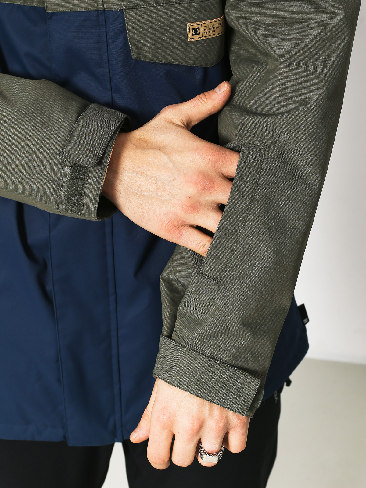 dc merchant snowboard jacket