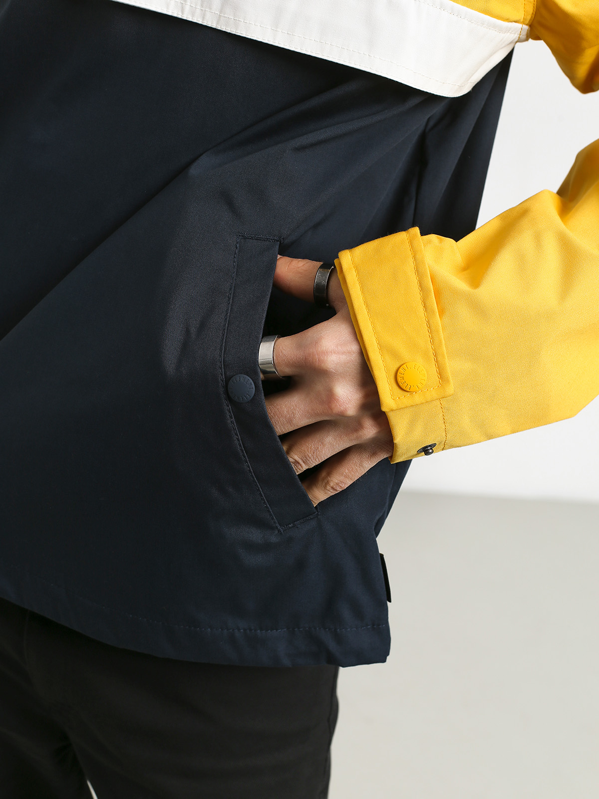 Element barrow light outlet jacket