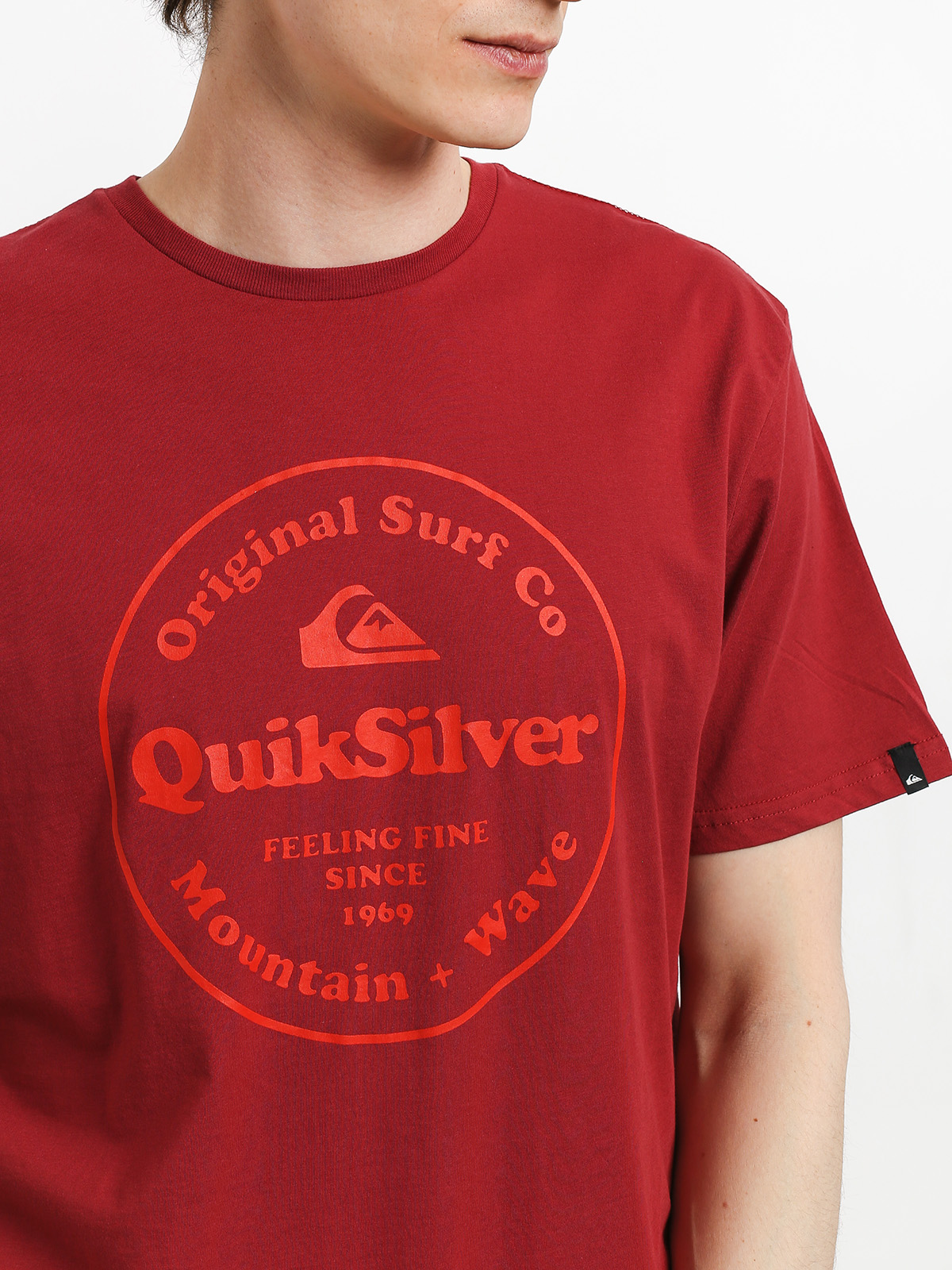 red quiksilver t shirt