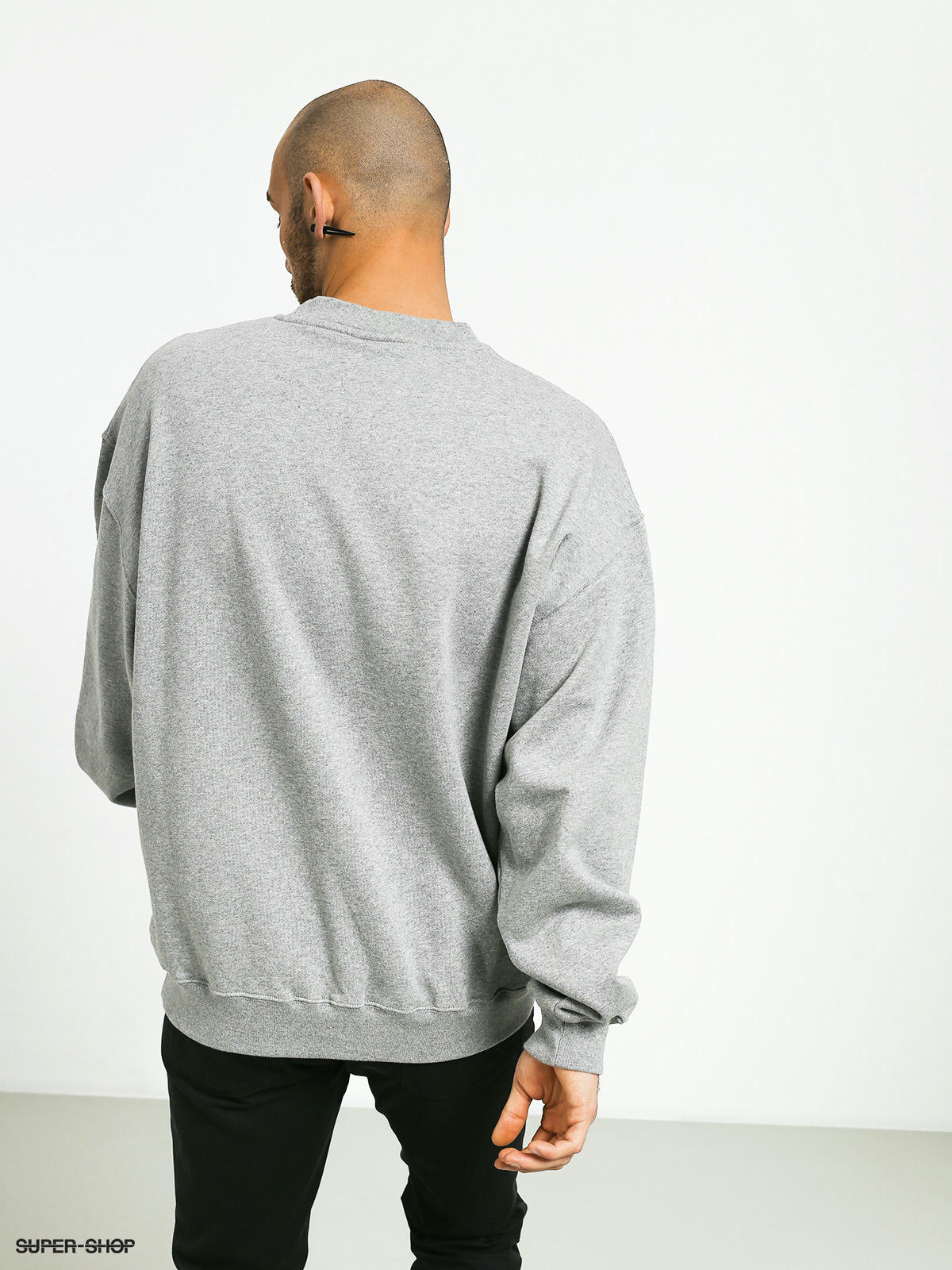 gray crewneck sweatshirt