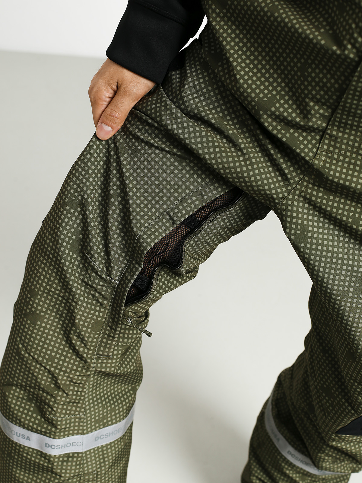Mens DC Revival Bib Snowboard pants (desert night camo)