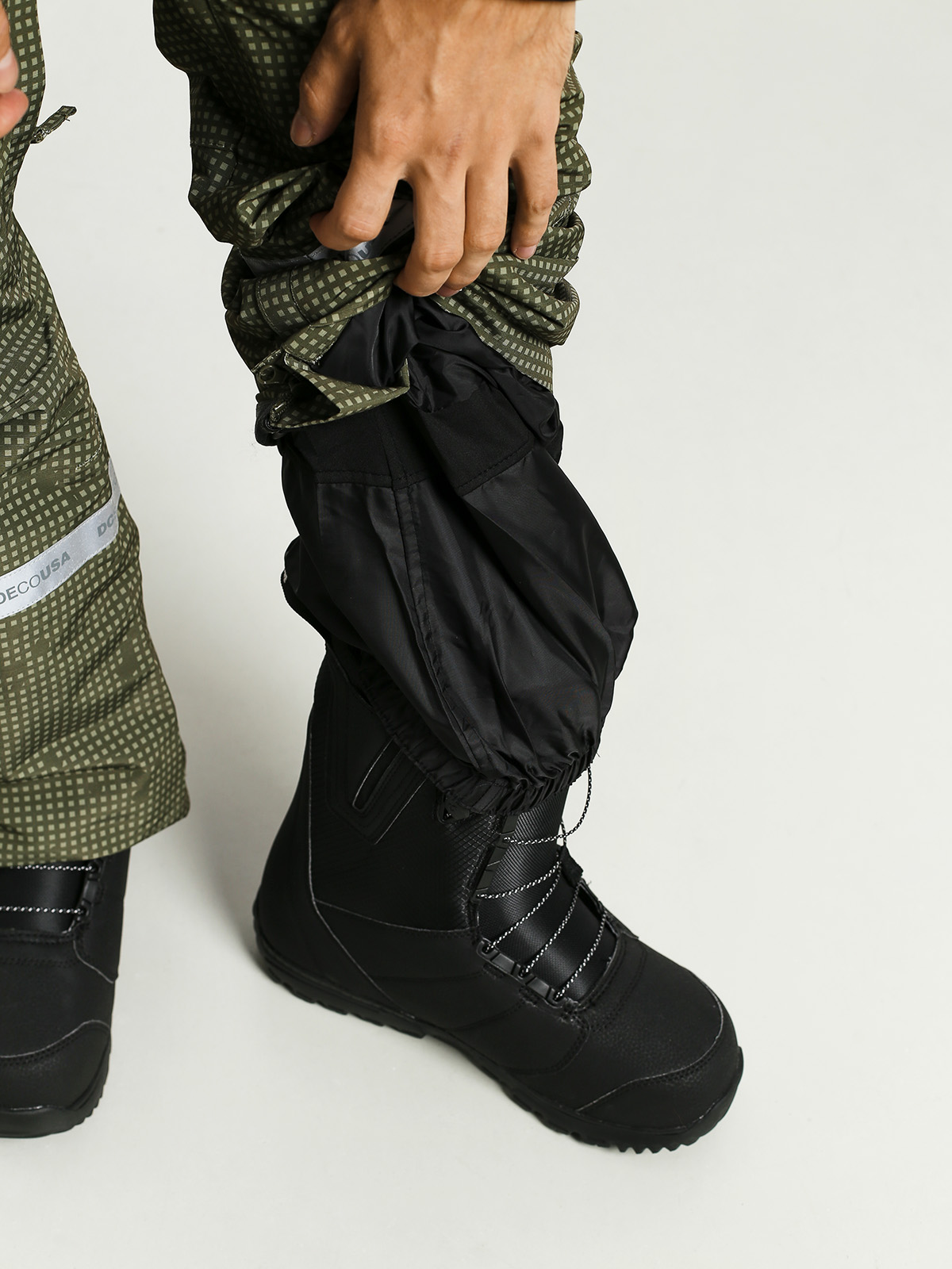 Mens DC Revival Bib Snowboard pants (desert night camo)
