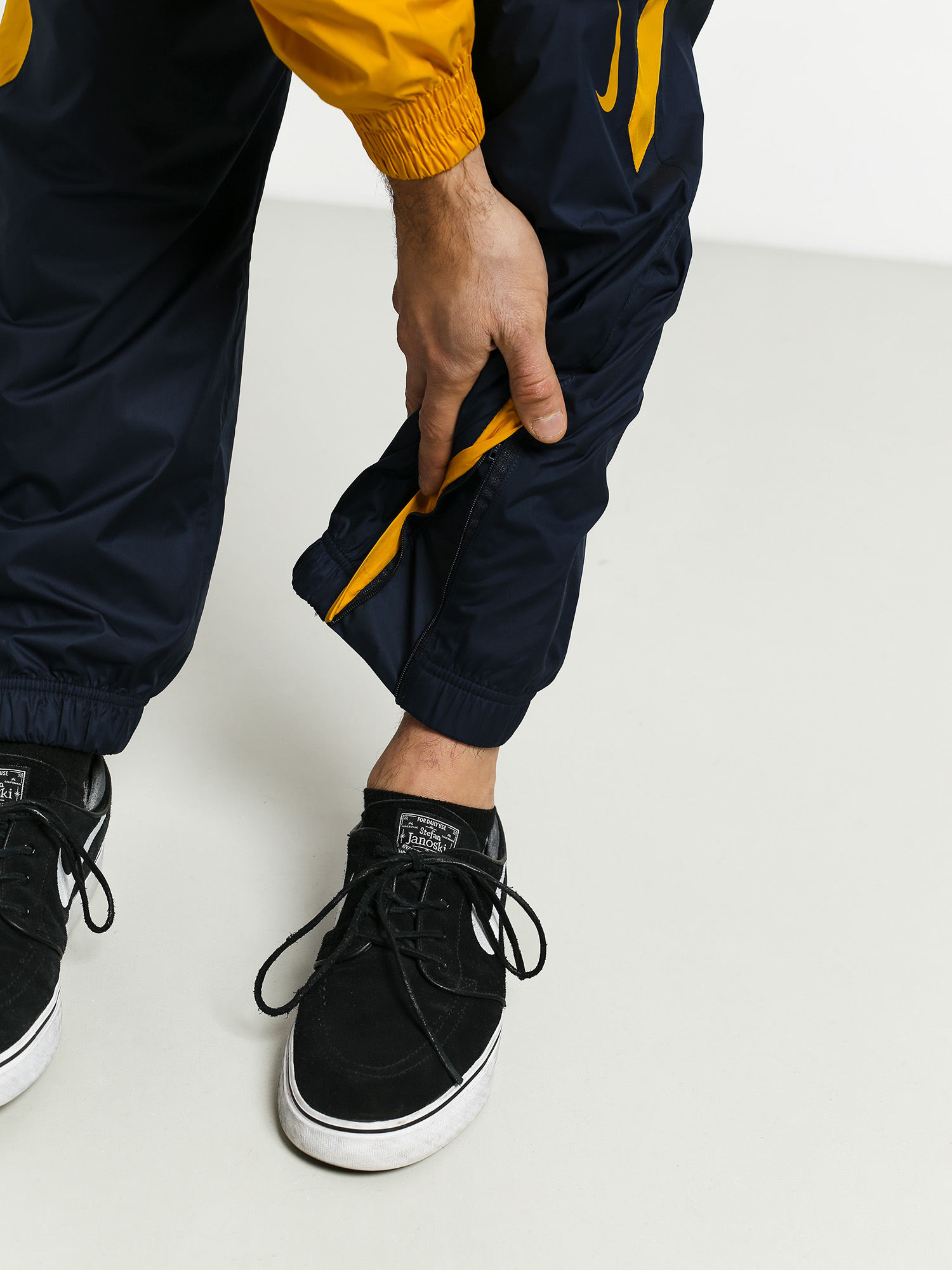 Nike SB Shield Trck Pnt Swoosh Pants (obsidian/dark sulfur/dark sulfur)