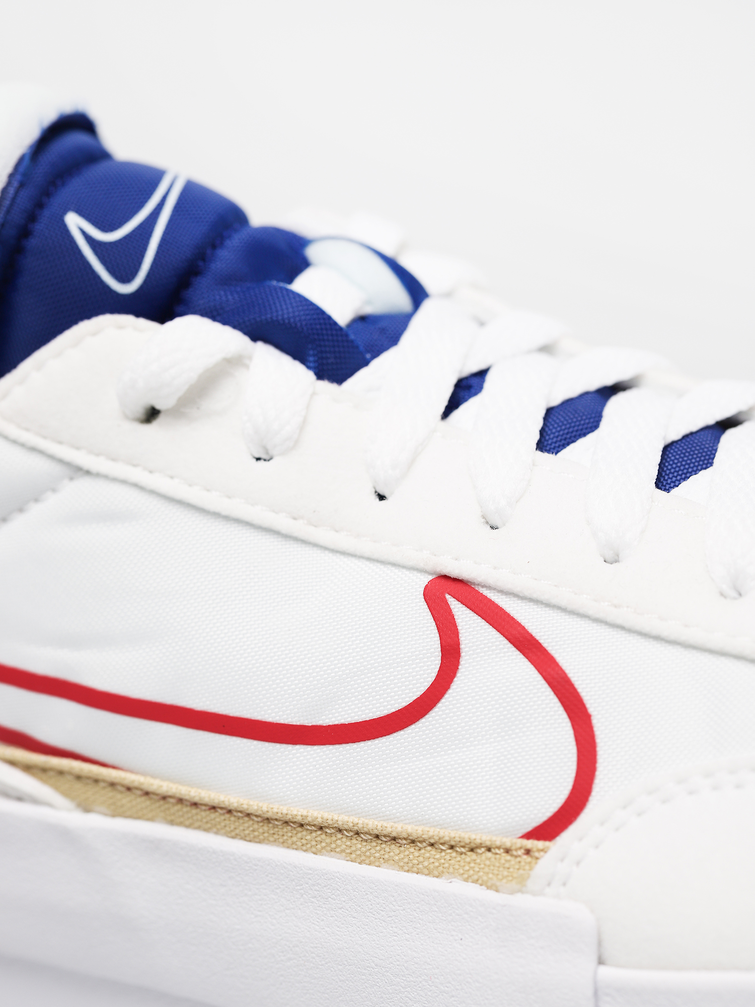 Nike Drop Type Schuhe (white/university red deep royal blue)