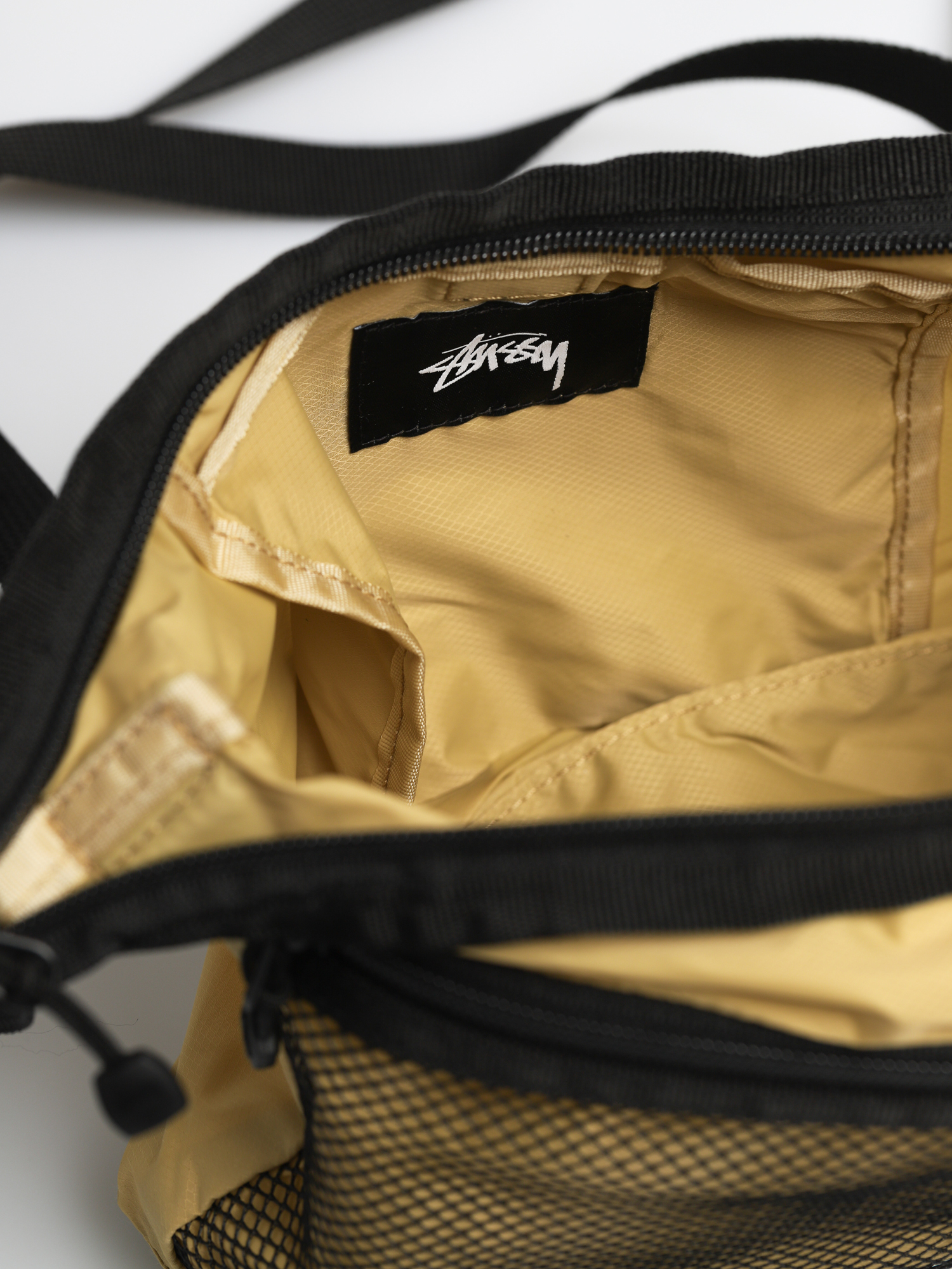 Stussy Light Weight Shoulder Schultertasche Wmn (gold)