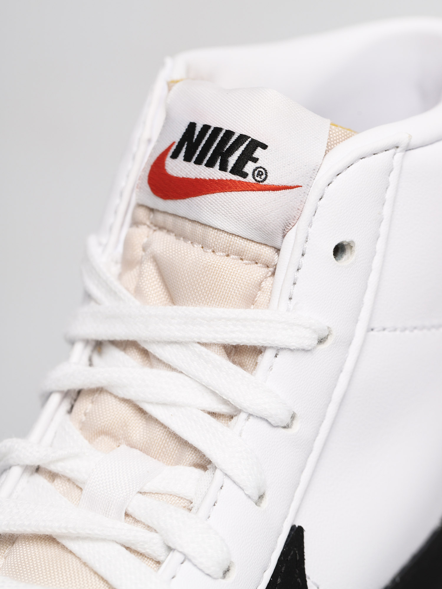 Nike Blazer Mid 77 Vintage Shoes (white/black)