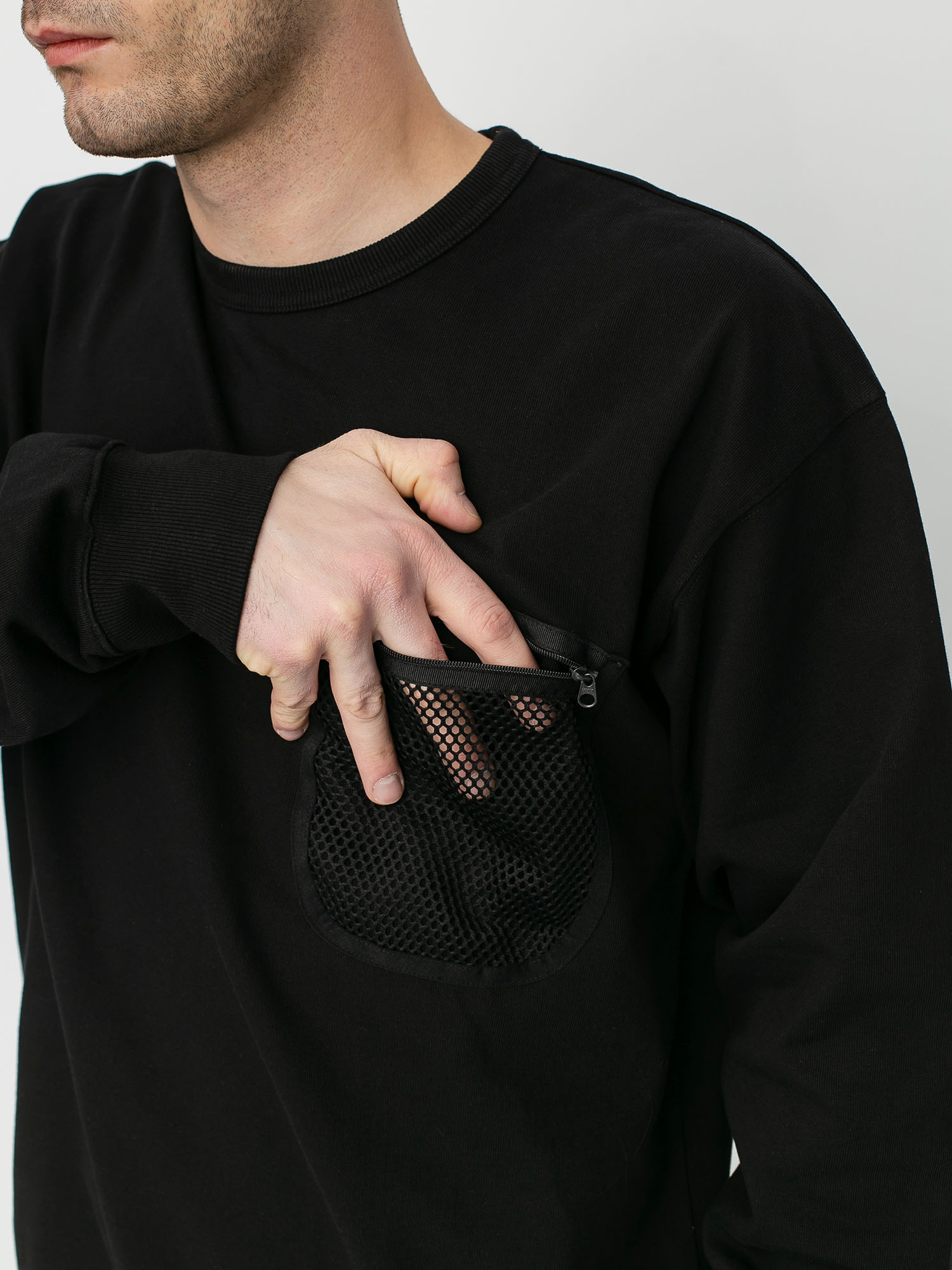 Carhartt WIP Military Mesh Pocket Sweatshirt (black)