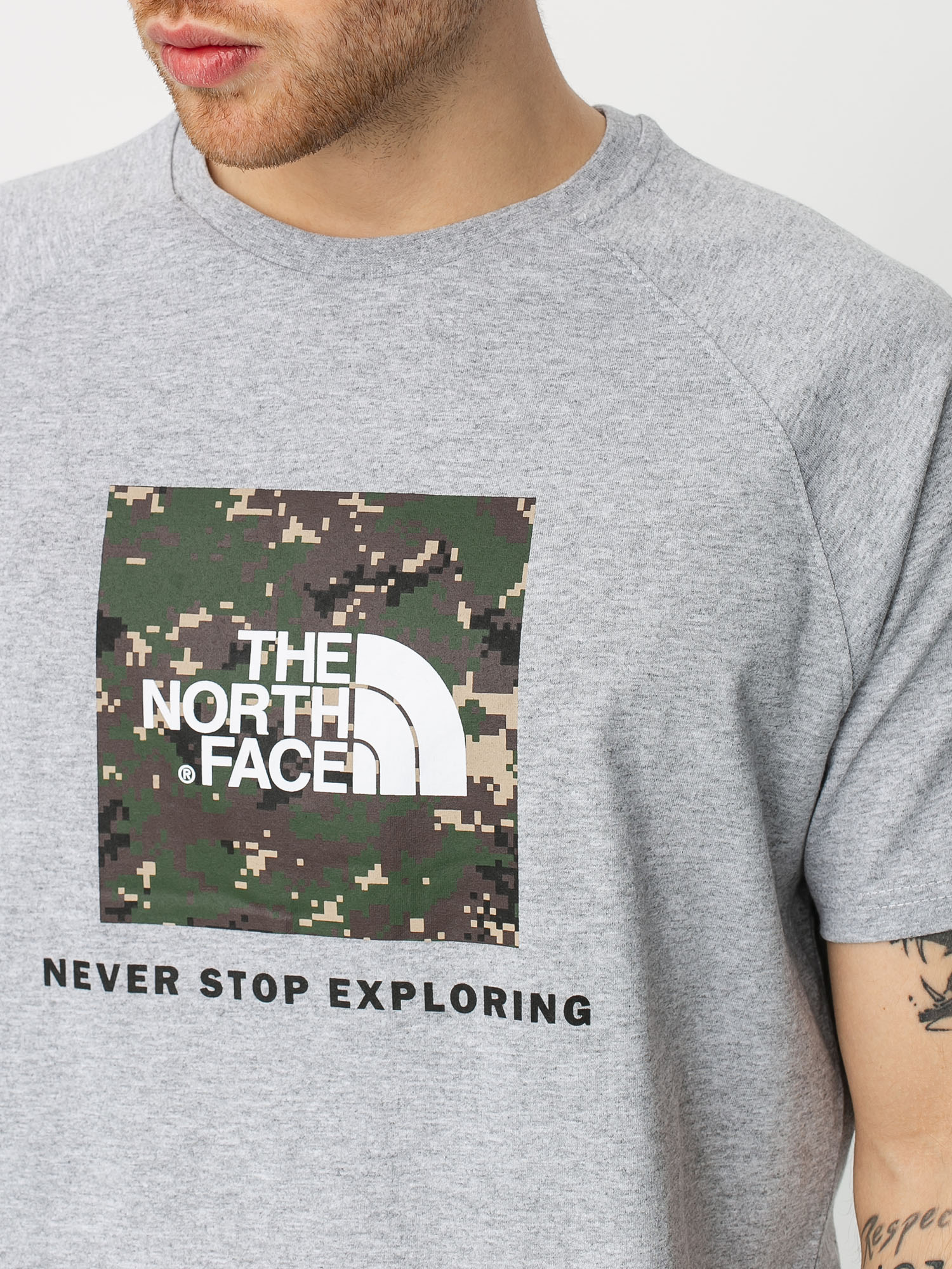The North Face Raglan Redbox T-shirt (light grey/digital camo)
