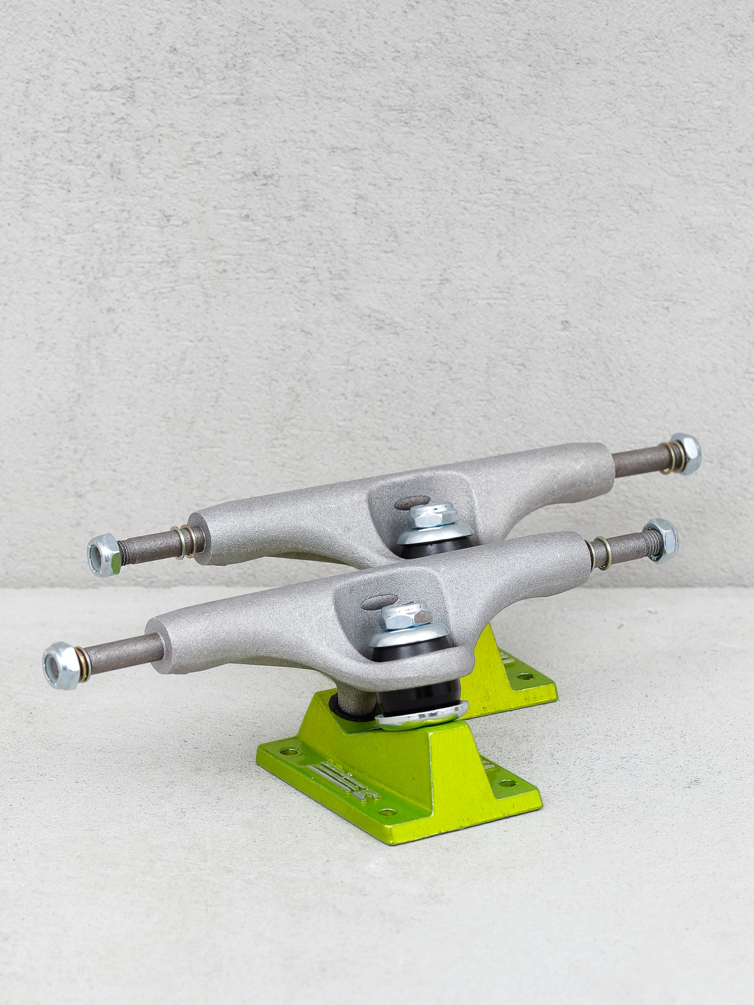 Thunder Script Raw Shock Trucks (silver/green)