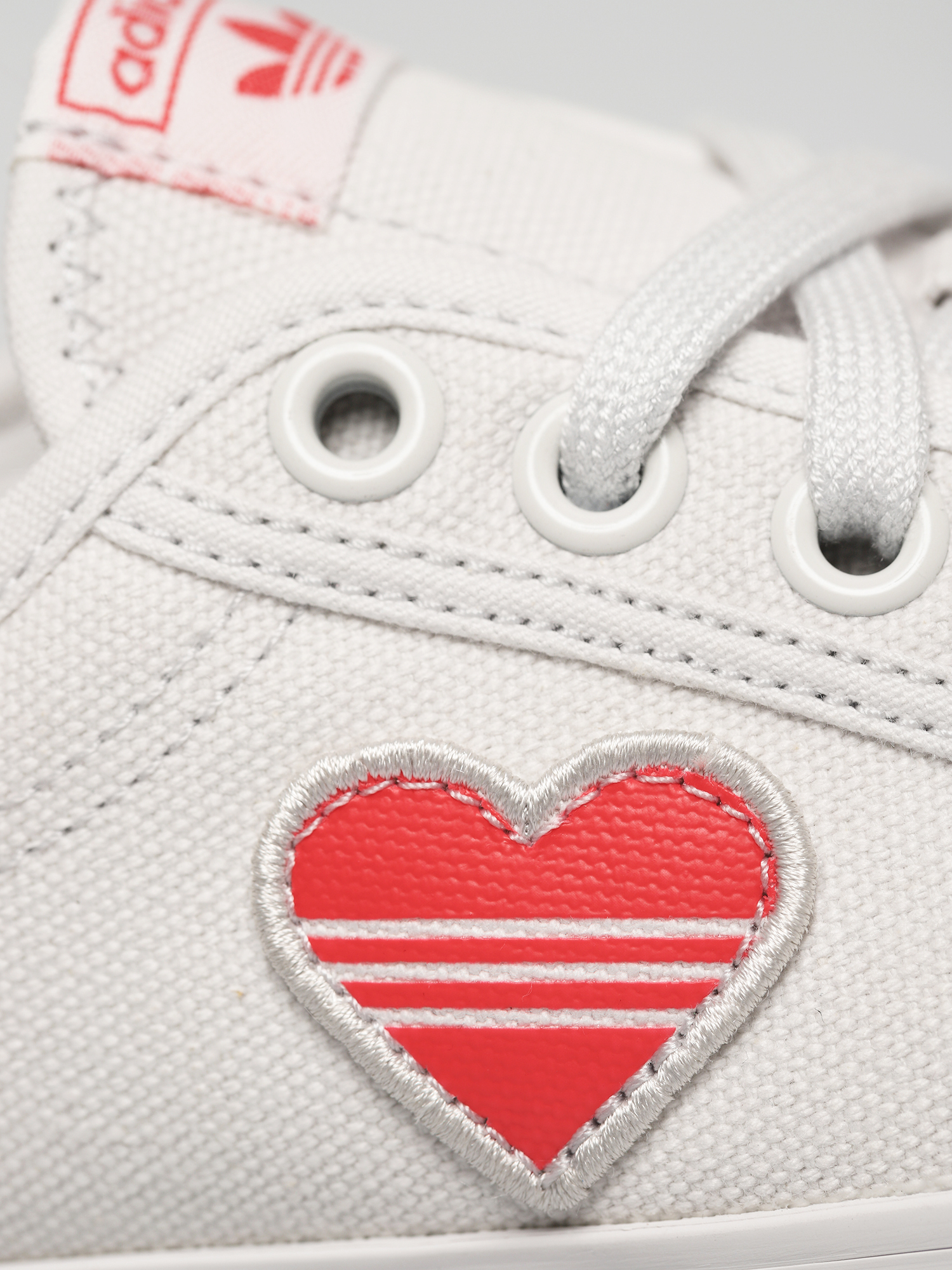 adidas nizza trefoil heart