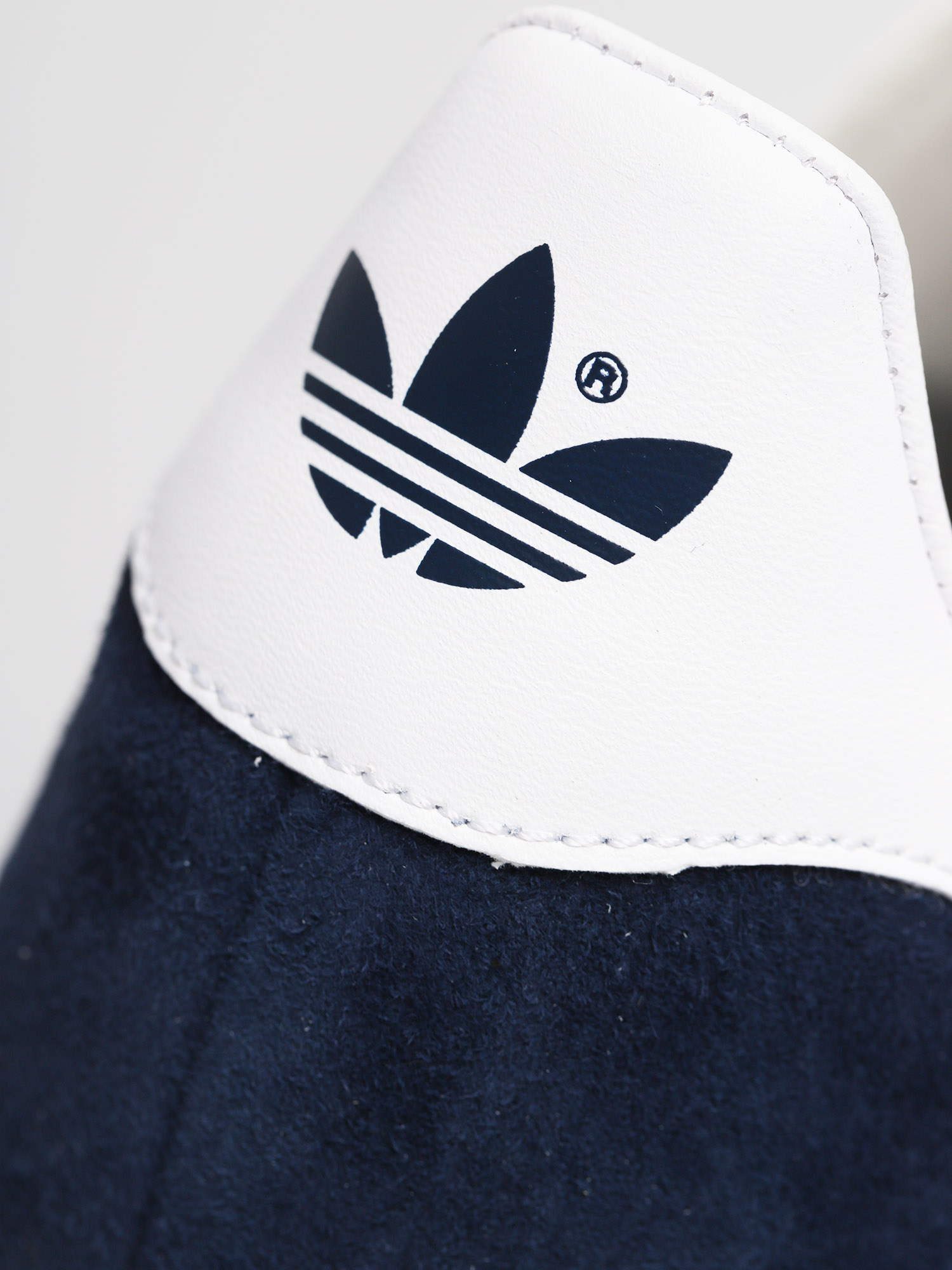 adidas Originals Gazelle Shoes (collegiate navy/white/gold met)