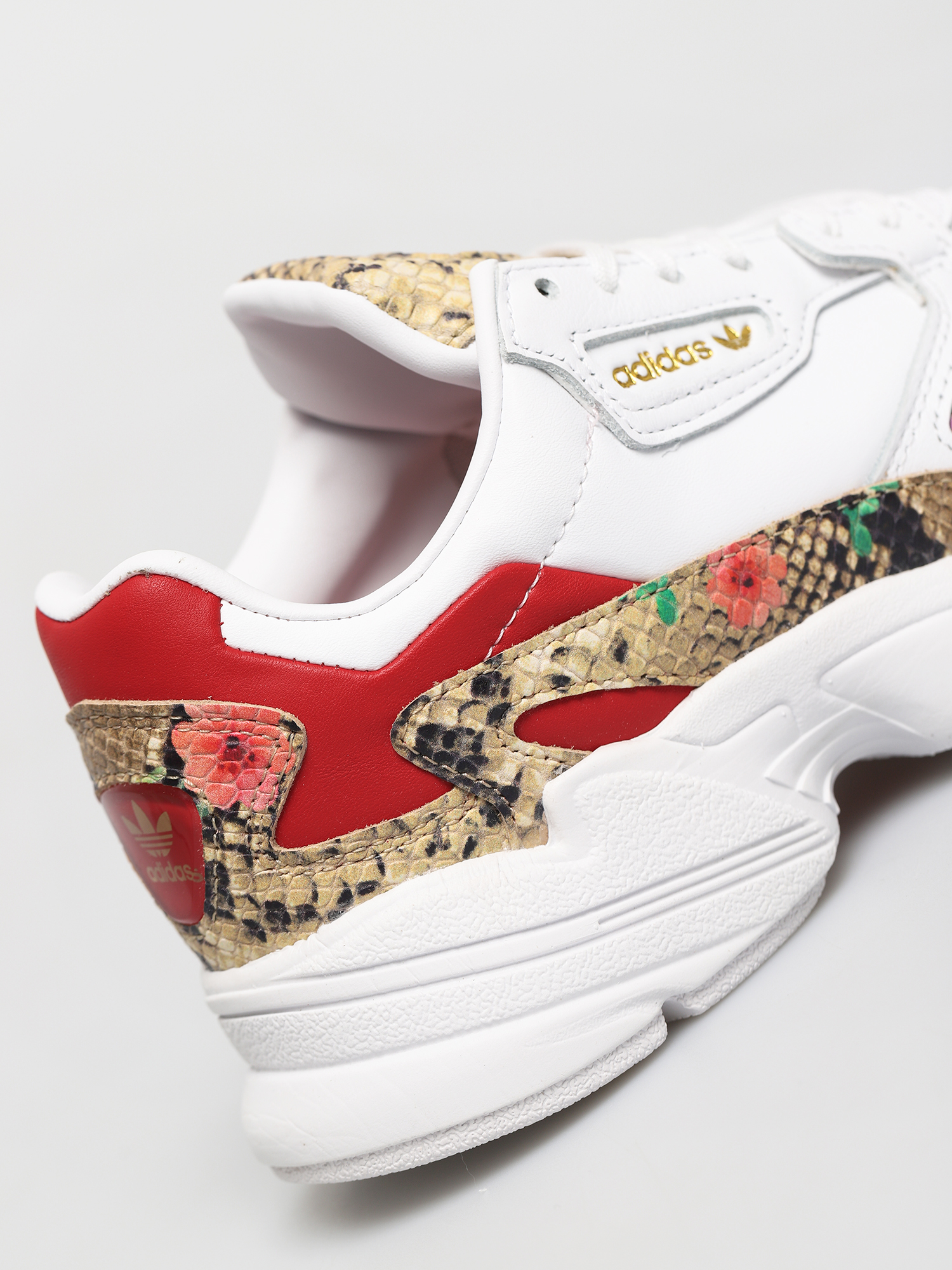 adidas Originals Falcon Shoes Wmn (white/scarlet/gold met)