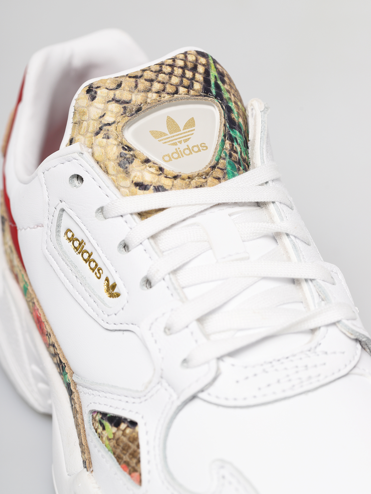 adidas Originals Falcon Schuhe Wmn (white/scarlet/gold met)