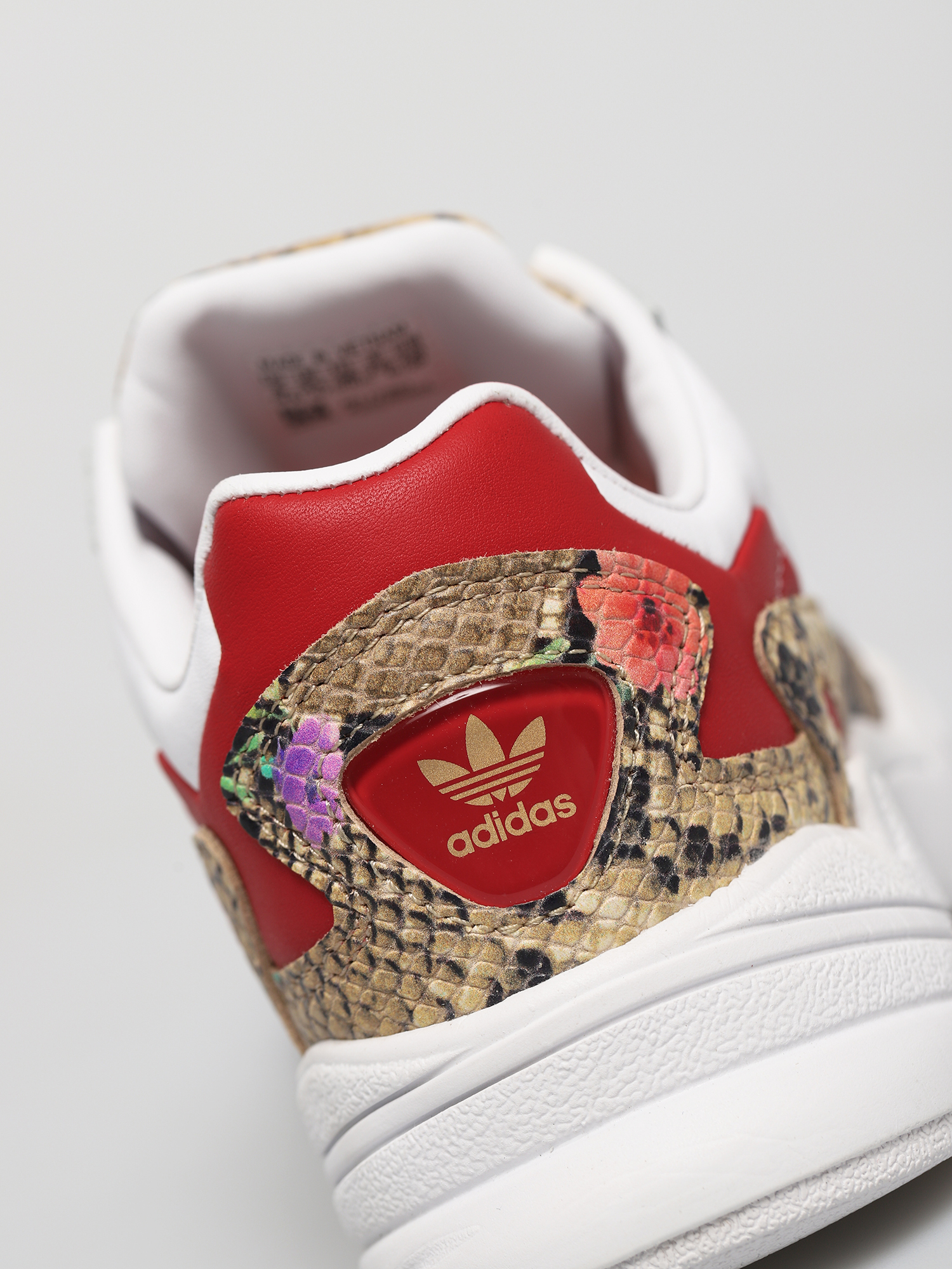 adidas Originals Falcon Shoes Wmn (white/scarlet/gold met)