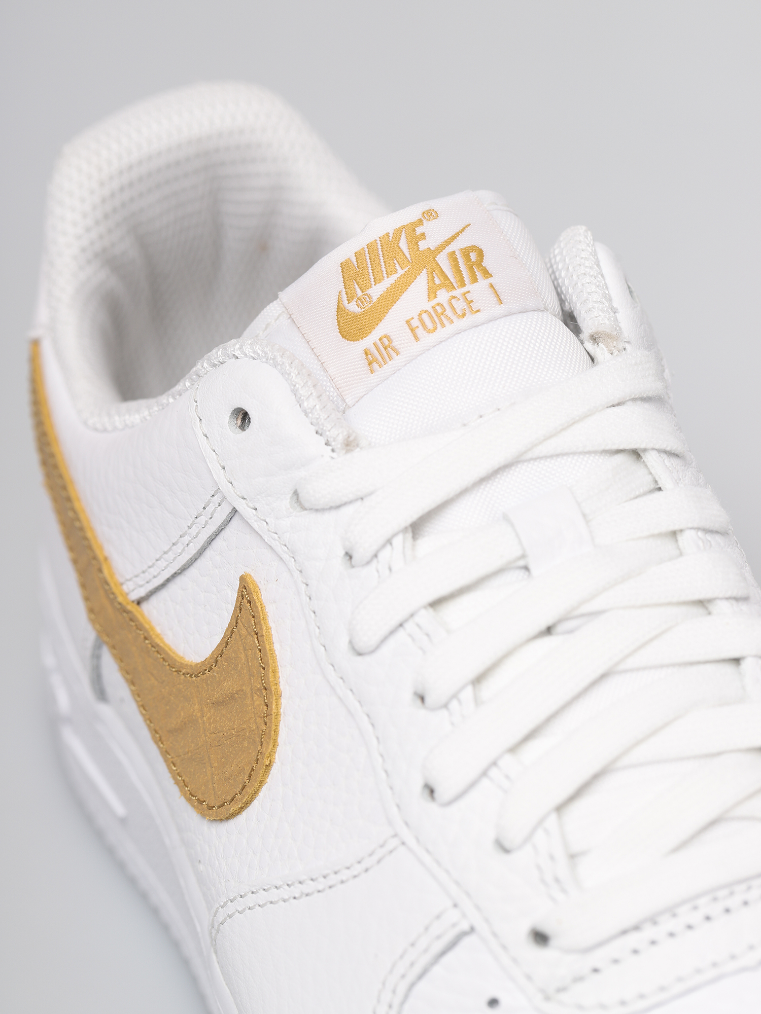 Nike Air Force 1 Lv8 Shoes (white/club gold white)