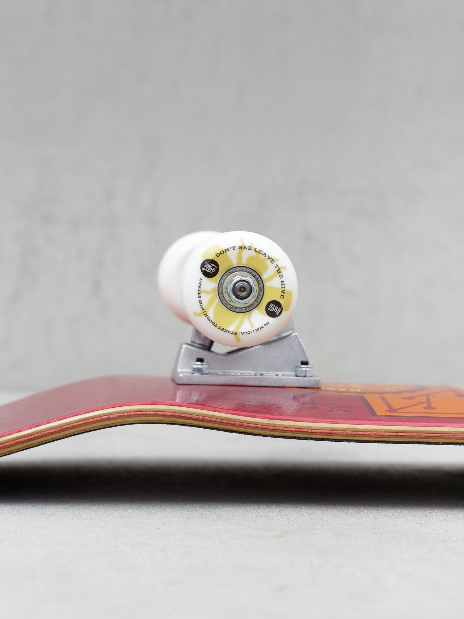 Mob Skateboards Bee Skateboard (red)