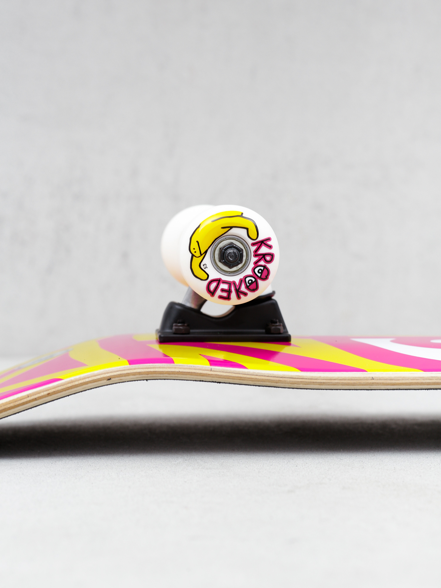 Krooked Big Eyes Skateboard (yellow/pink)
