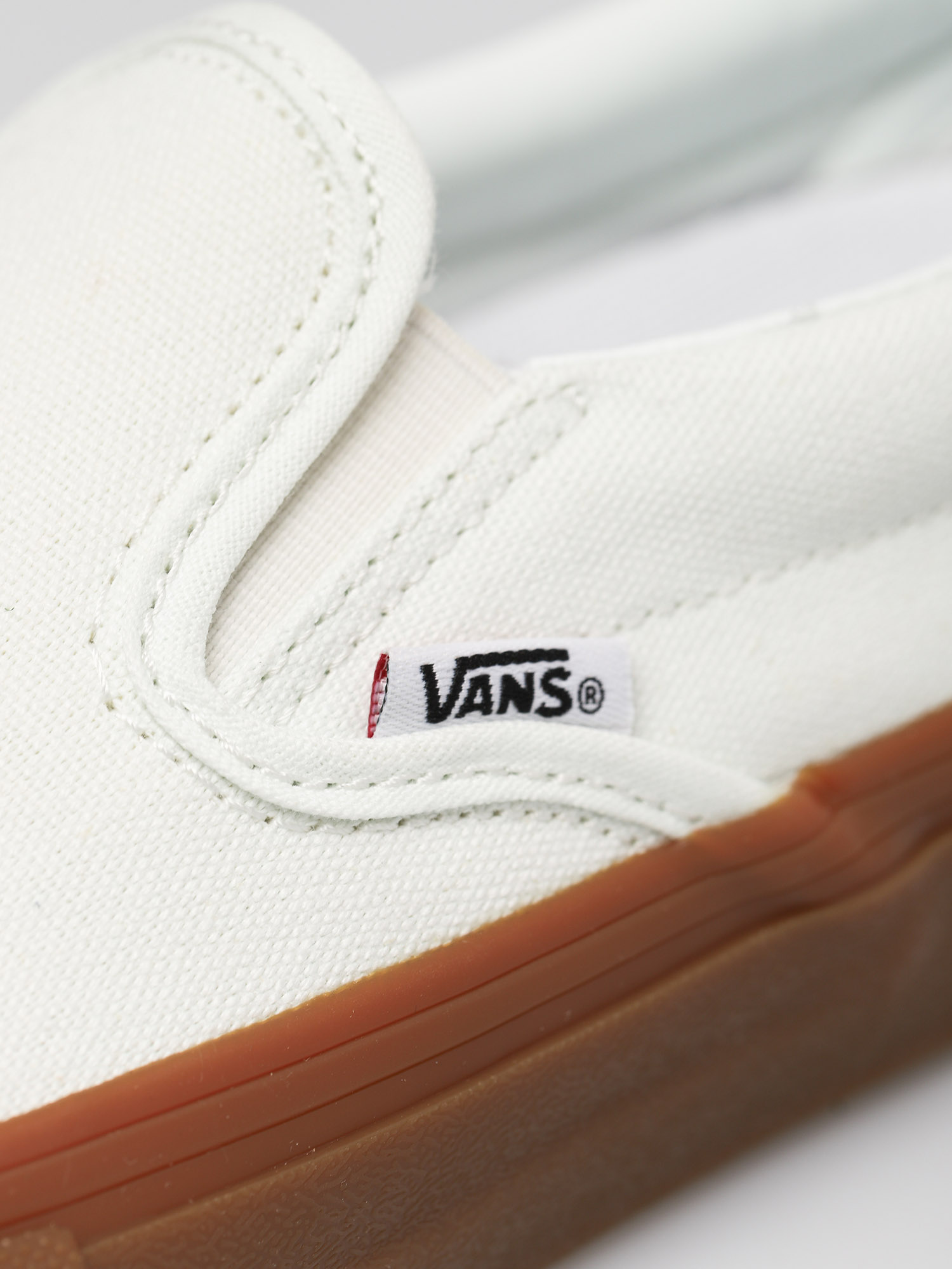 White slip on hot sale vans gum bumper