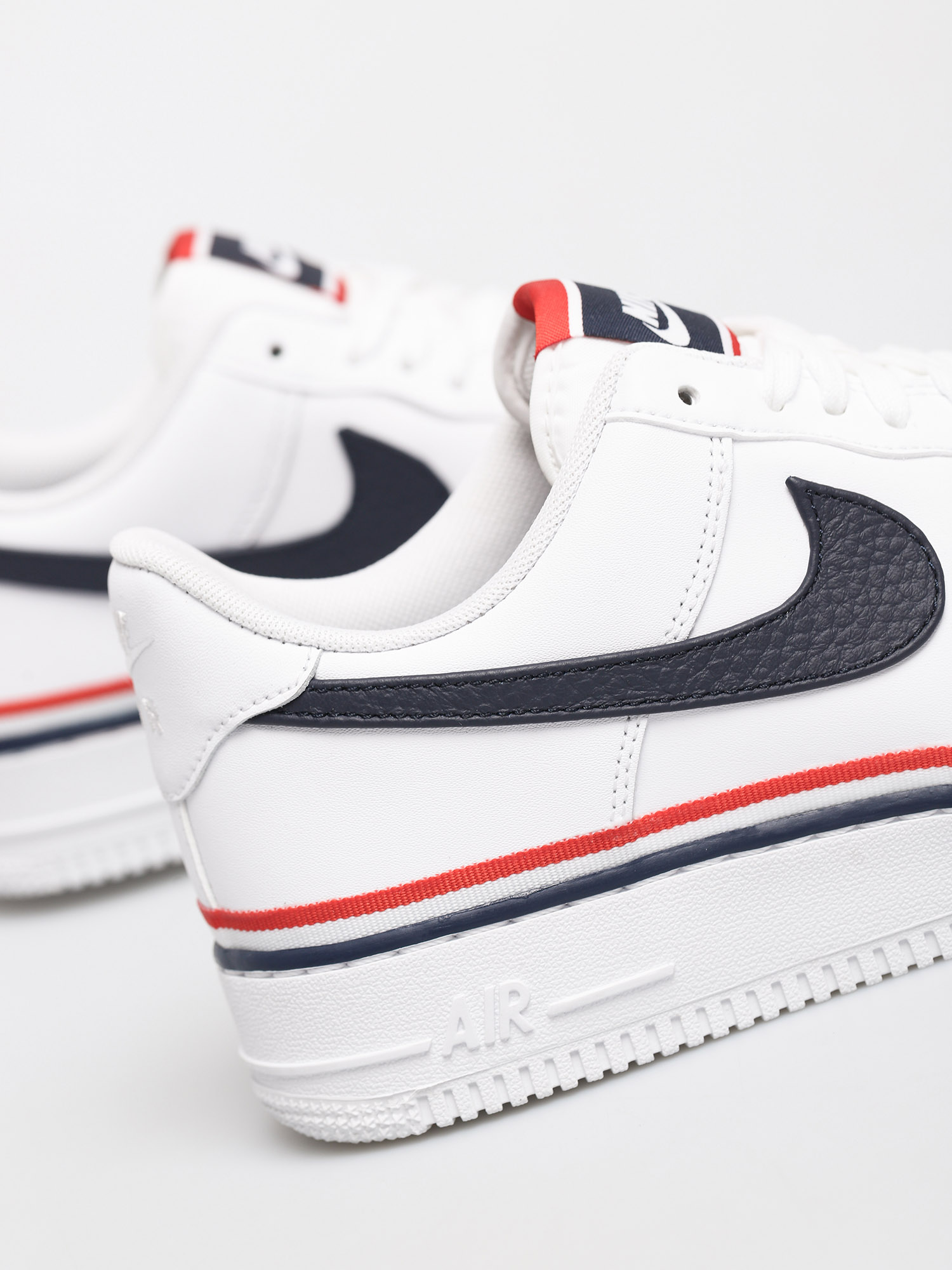 Nike Air Force 1 07 Lv8 Shoes (white/obsidian habanero red)