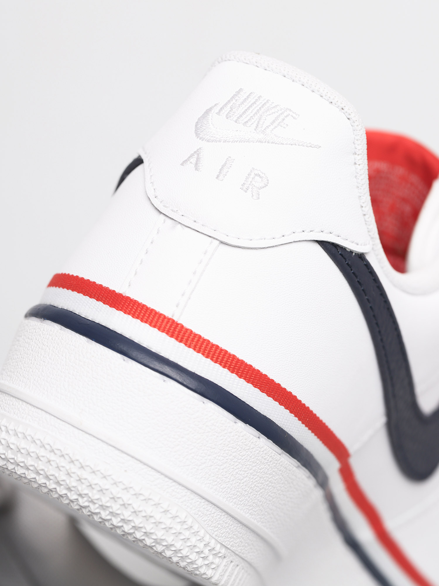 Nike Air Force 1 07 Lv8 Schuhe (white/obsidian habanero red)