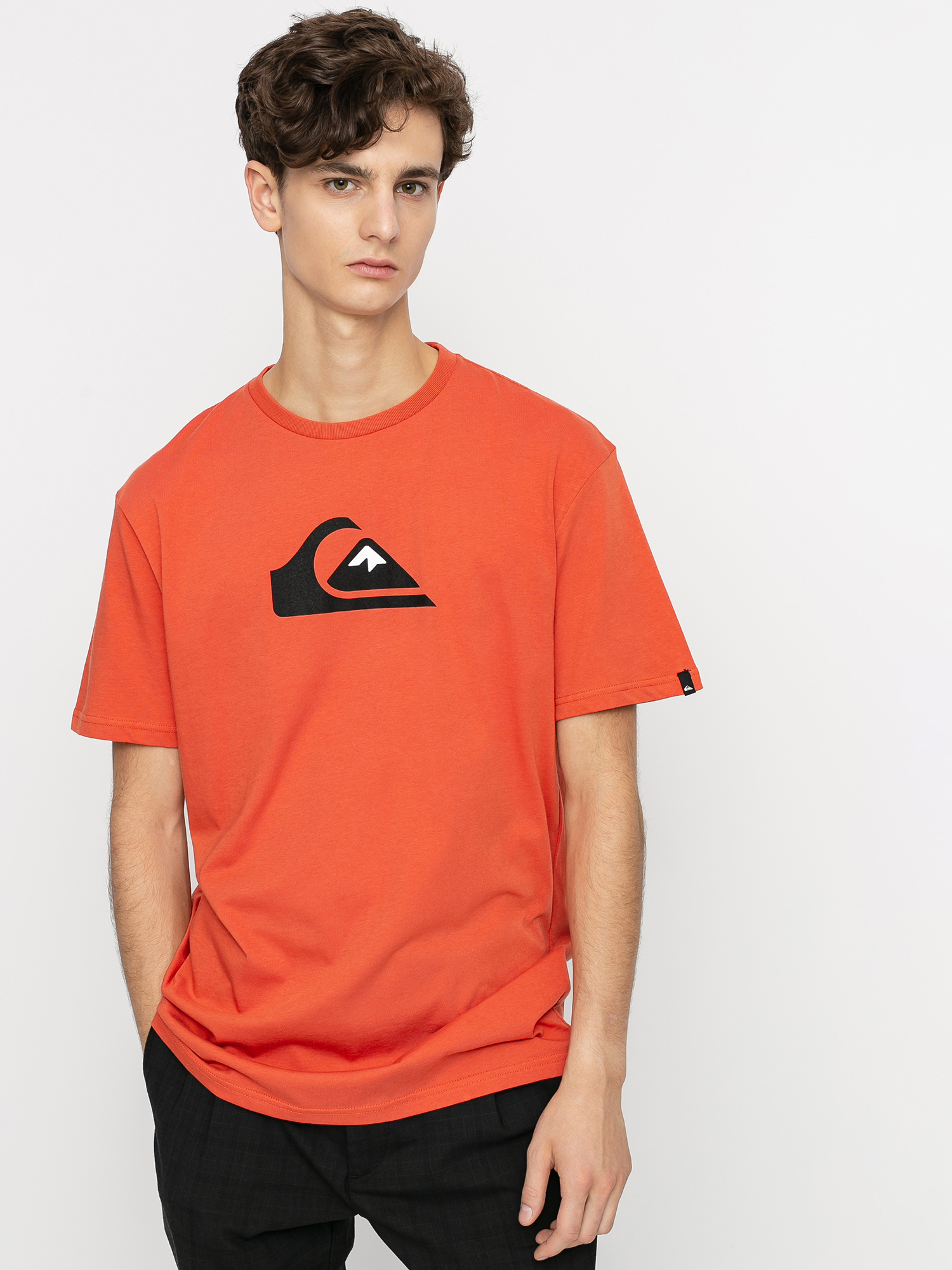 red quiksilver t shirt