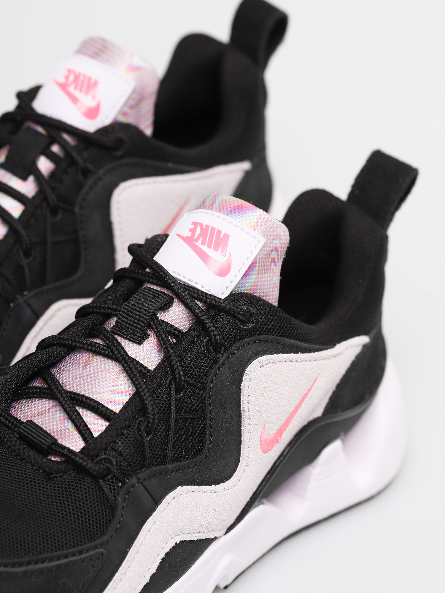 nike ryz 365 pink and white
