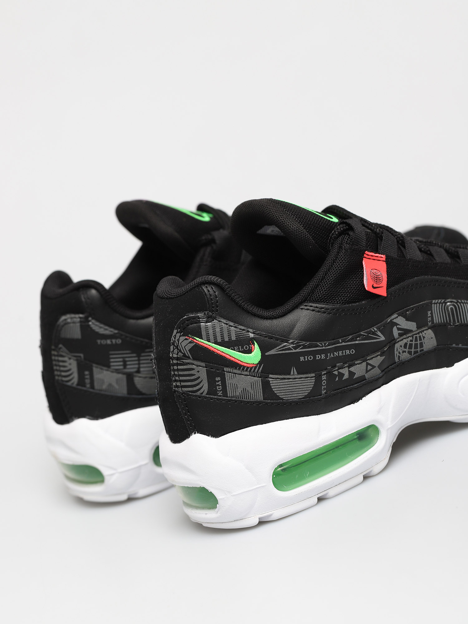Nike Air Max 95 SE Shoes (black/white green strike flash crimson)