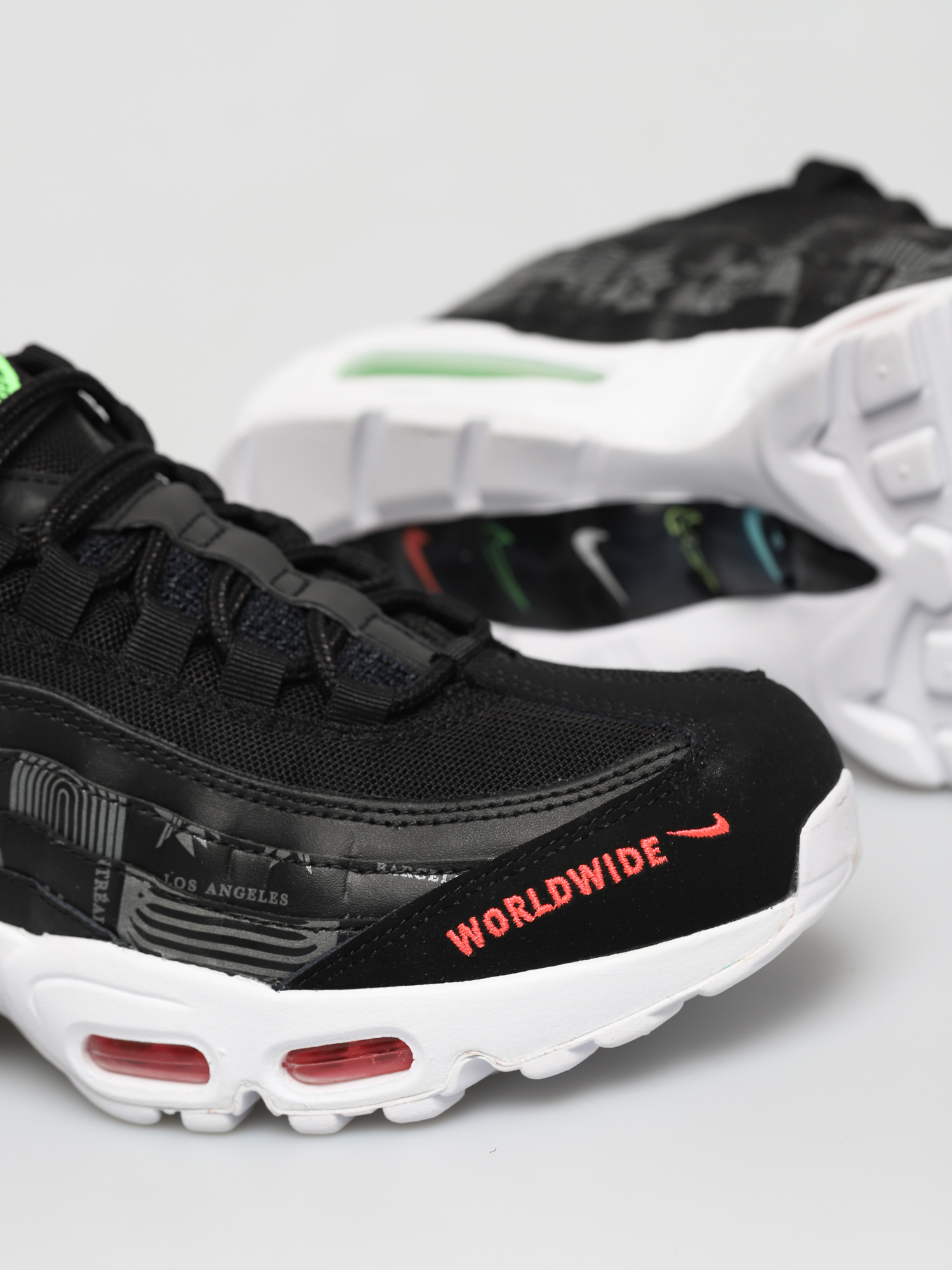 Nike Air Max 95 SE Shoes (black/white green strike flash crimson)