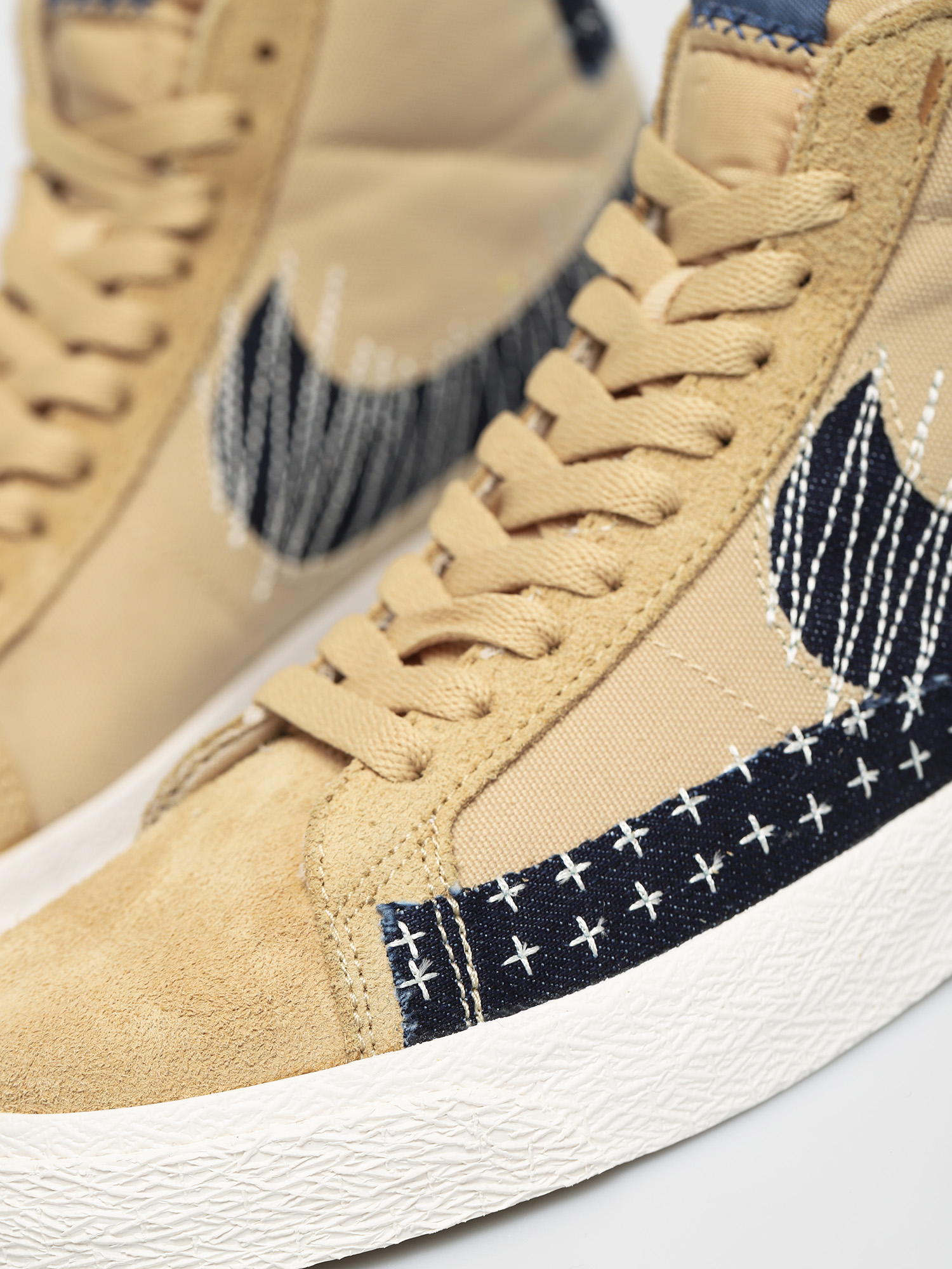Nike SB Zoom Blazer Mid Premium Shoes (sesame/mystic navy sail gum light brown)