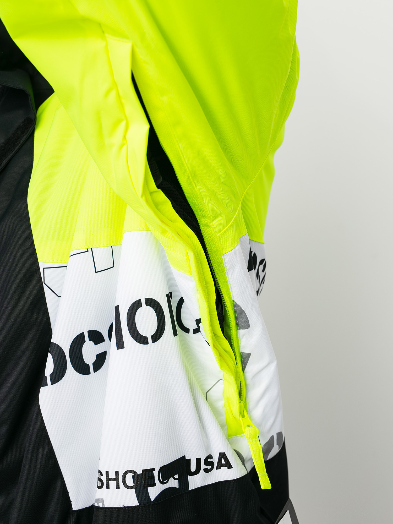 Mens DC Defy Snowboard jacket (syndicate white)