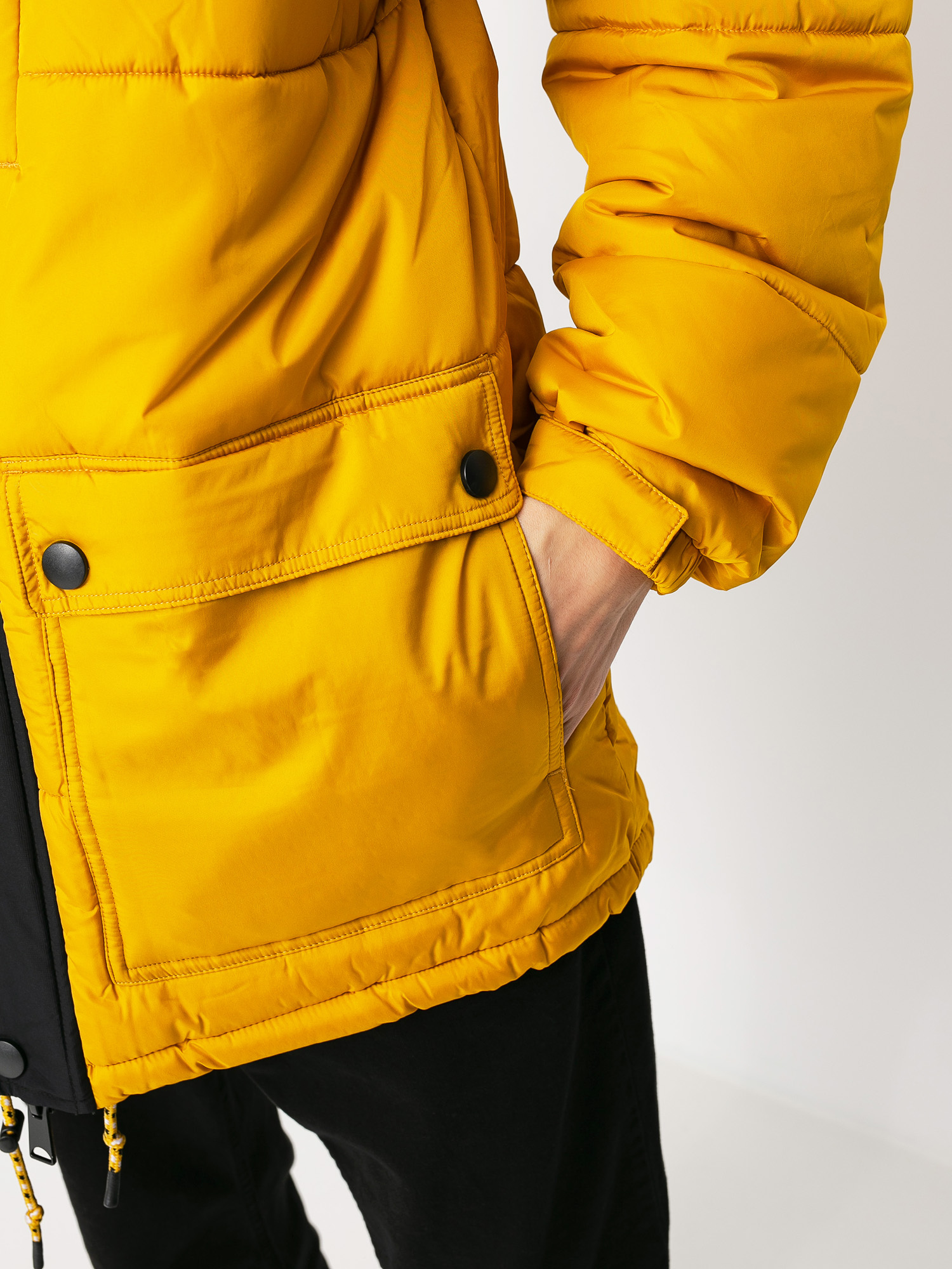 gold and black filas