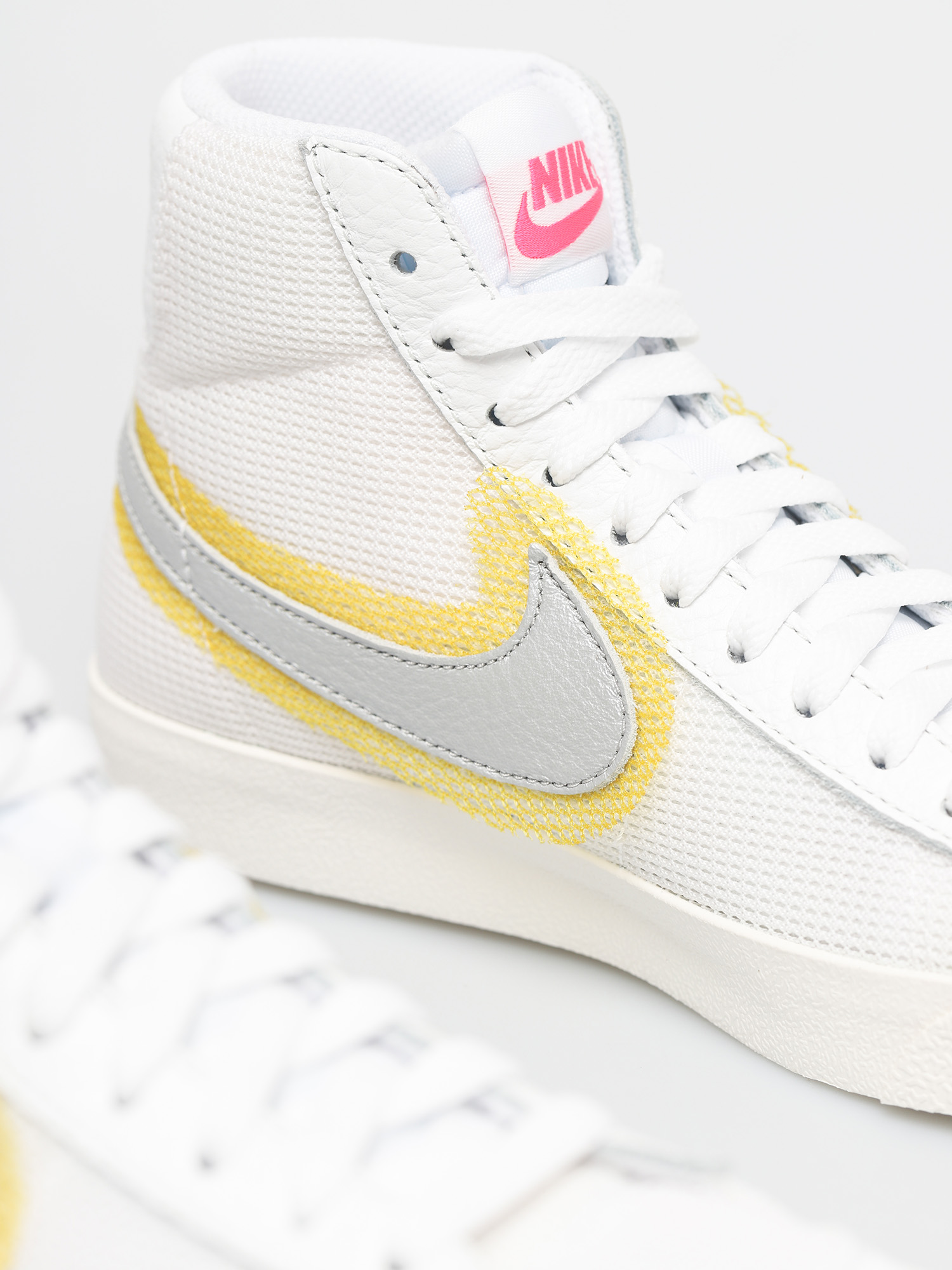 Nike Blazer Mid Vintage 77 Schuhe Wmn (white/metallic silver/university gold)