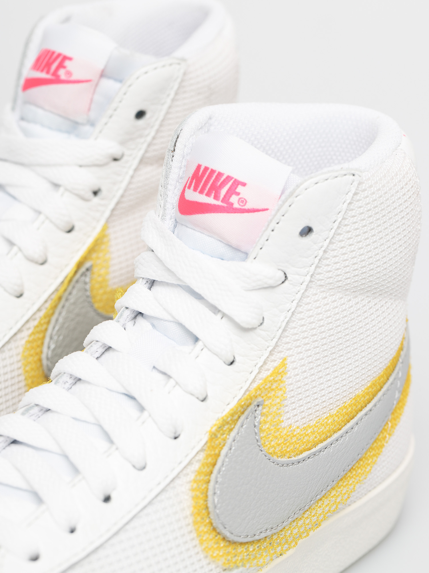 Nike Blazer Mid Vintage 77 Schuhe Wmn (white/metallic silver/university gold)