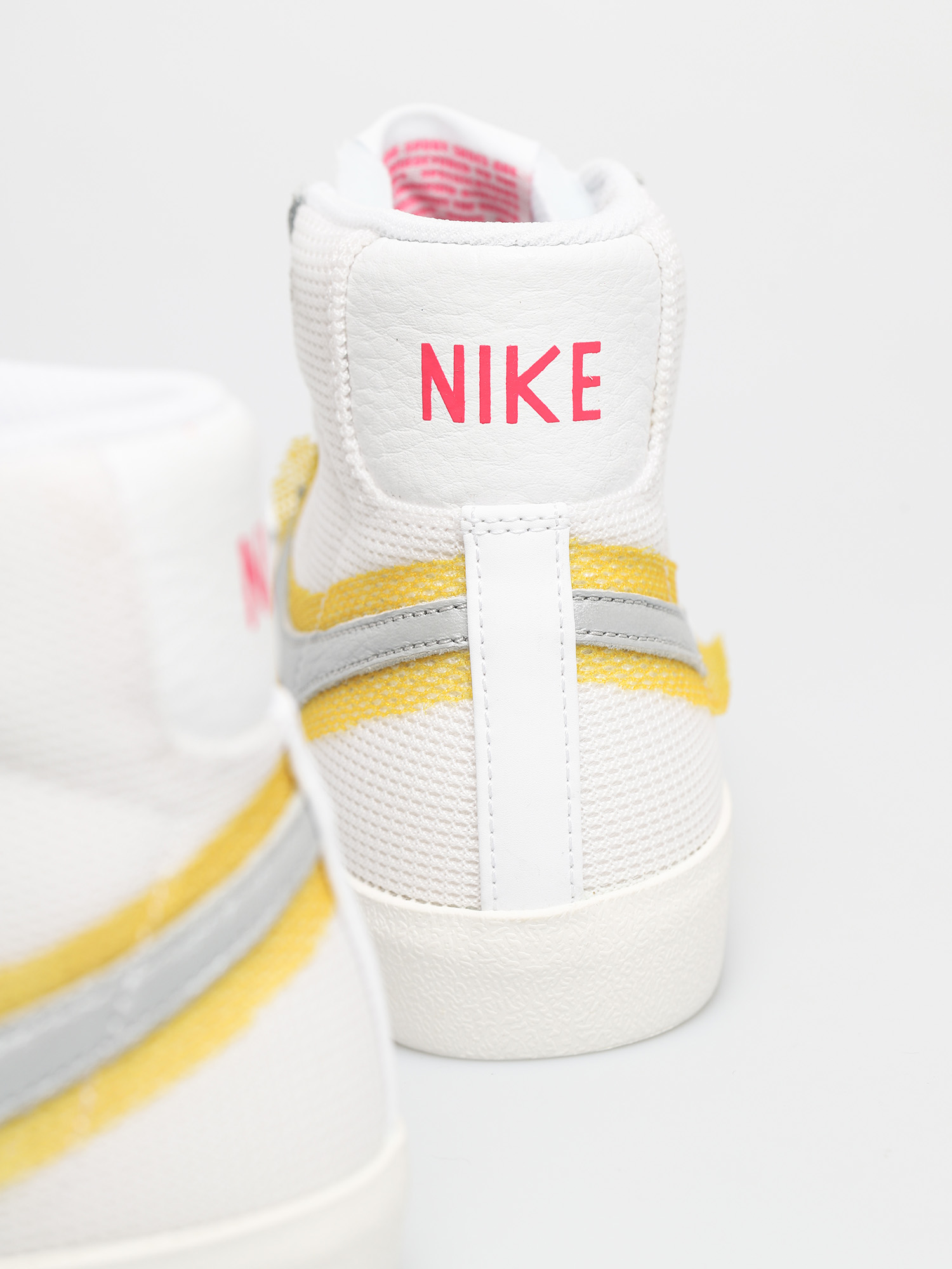 Nike Blazer Mid Vintage 77 Schuhe Wmn (white/metallic silver/university gold)