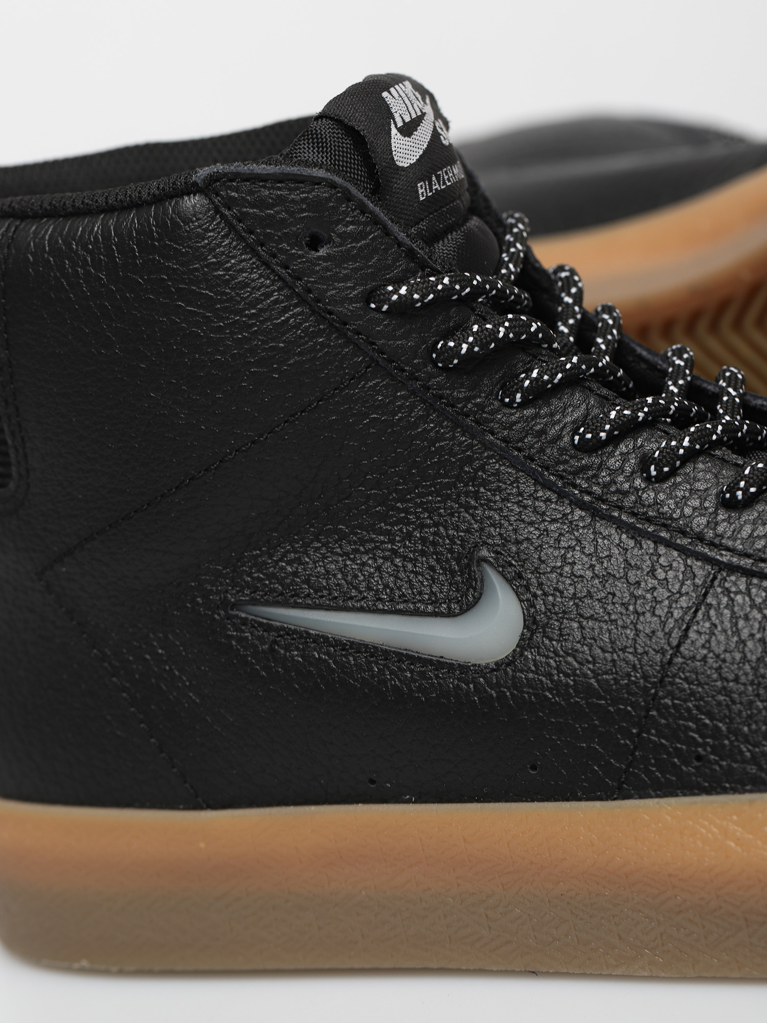 Nike SB Zoom Blazer Mid Premium Shoes (black/white black gum light brown)