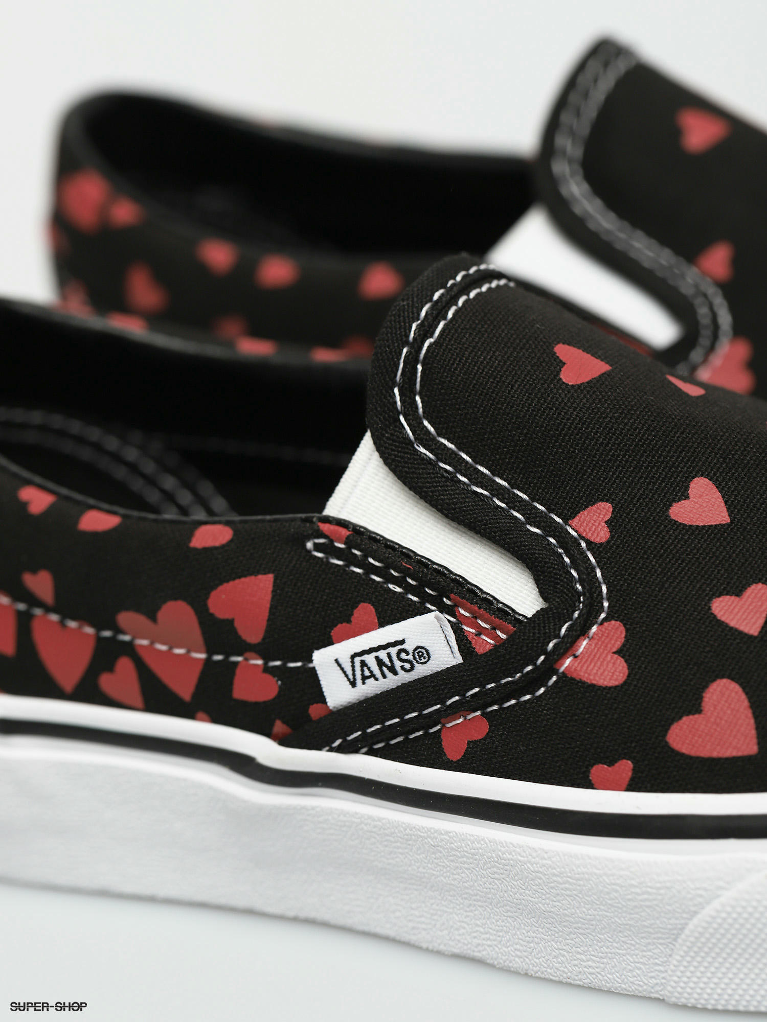 Black vans outlet with pink hearts