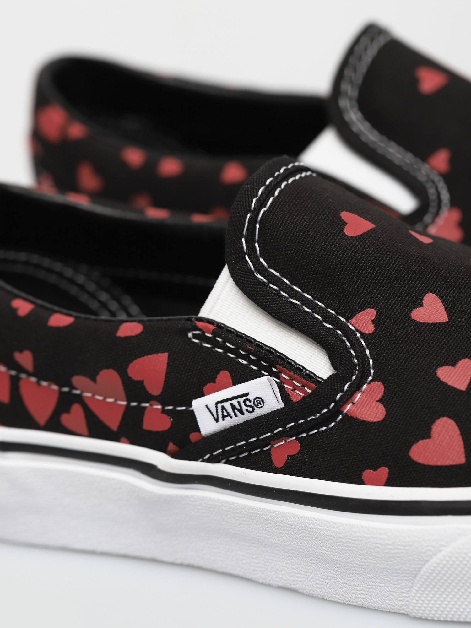 Vans Classic Slip On Shoes (valentines hearts black/racing red)
