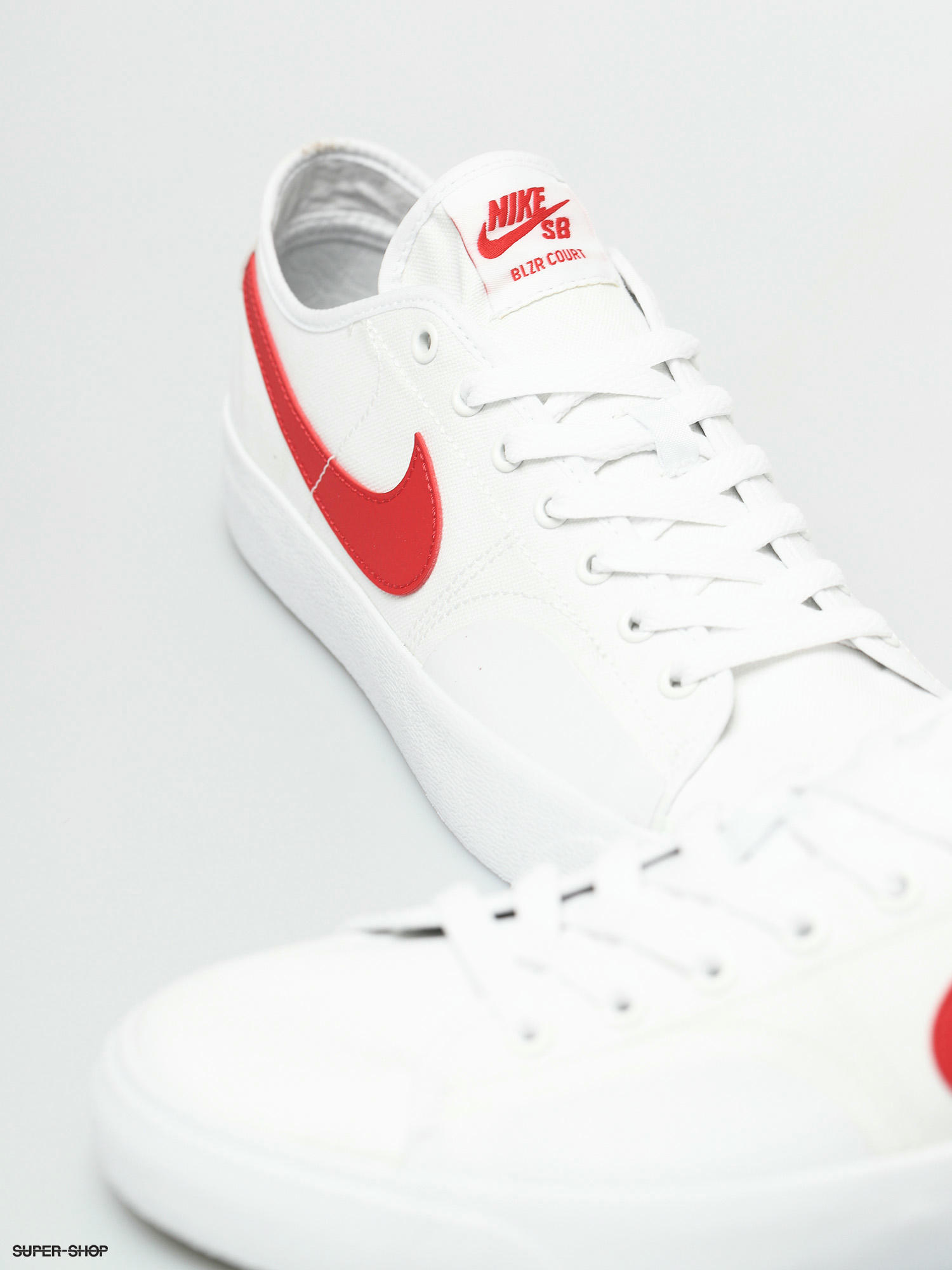 Nike SB Blazer Court Shoes (white/university red white black)