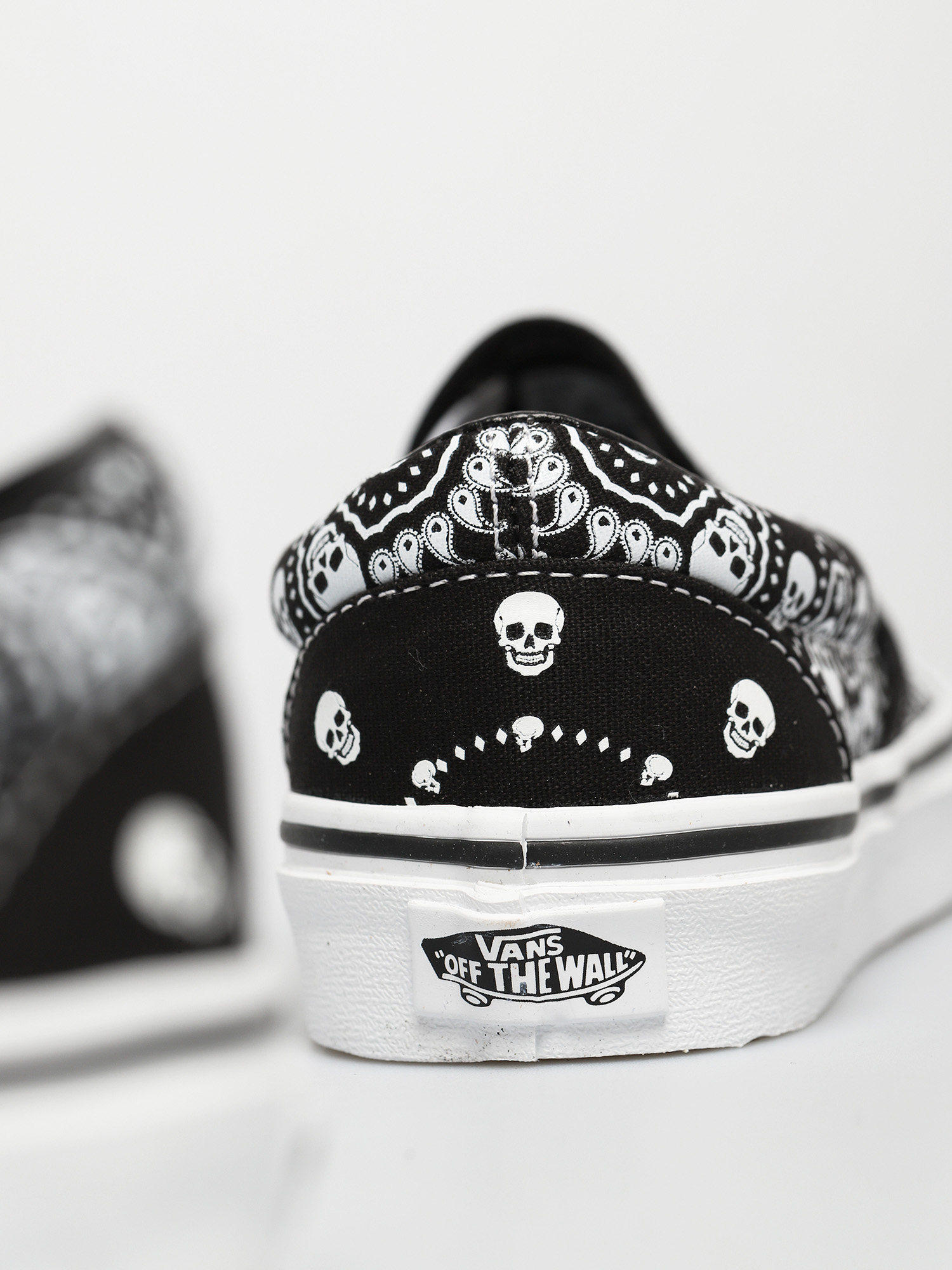 Vans Classic Slip On Shoes (bandana black/true white)