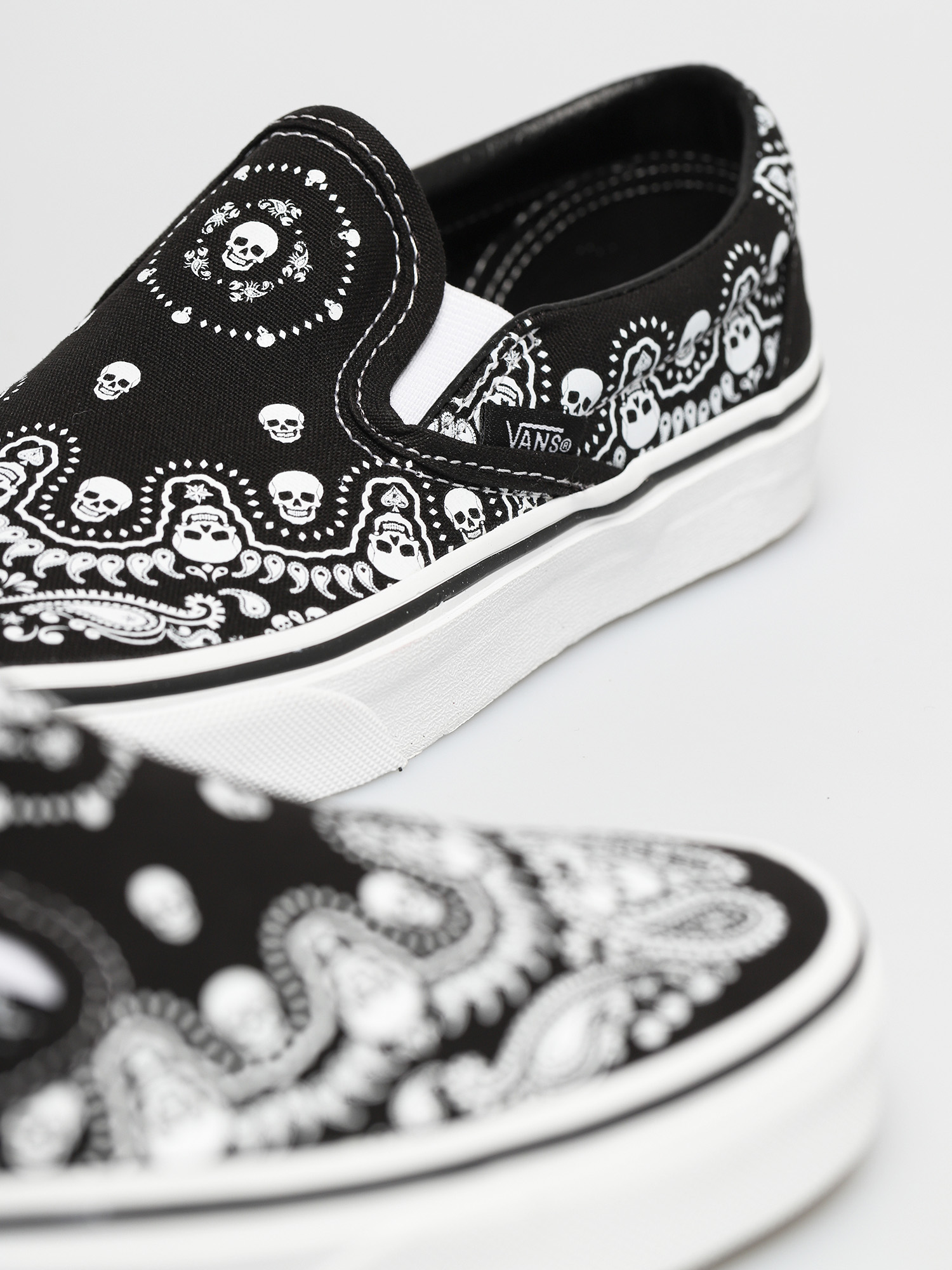 Vans Classic Slip On Shoes (bandana black/true white)