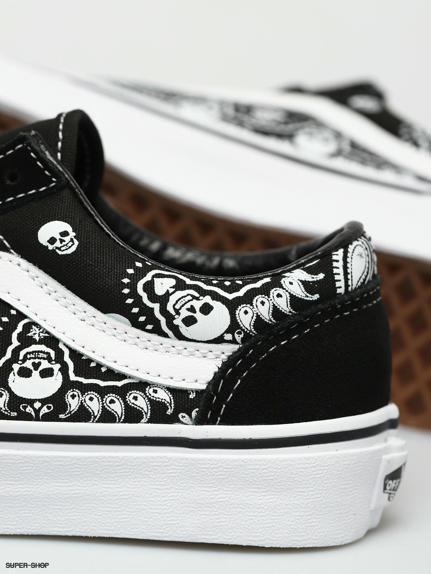 vans authentic bandana black true white