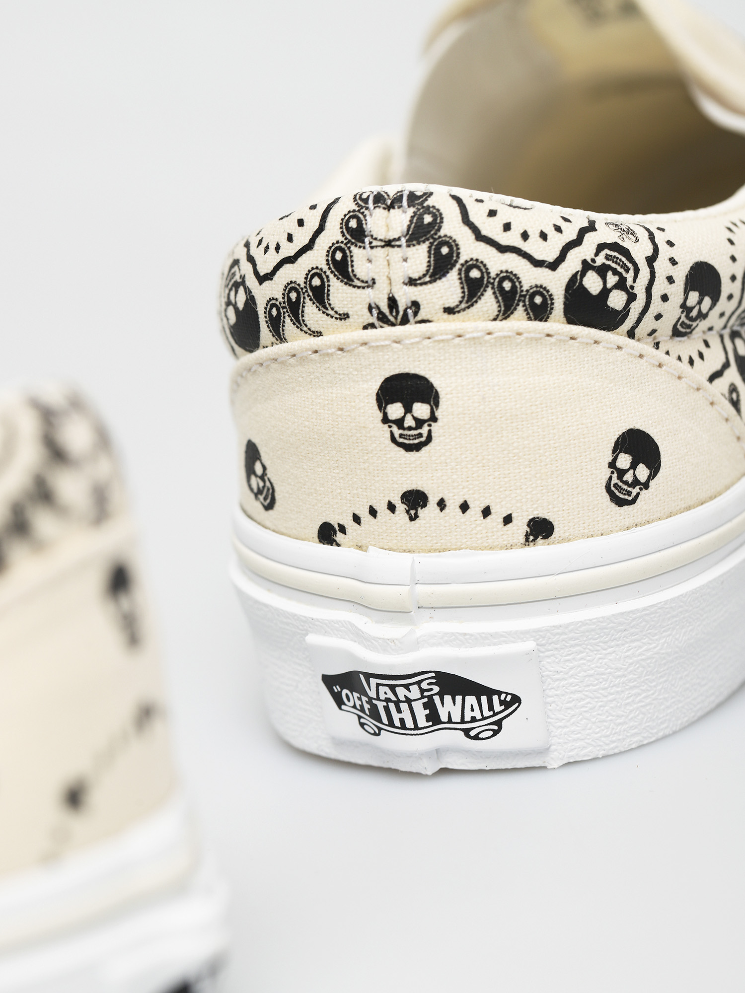 Vans Classic Slip On Shoes (bandana classic white/black)