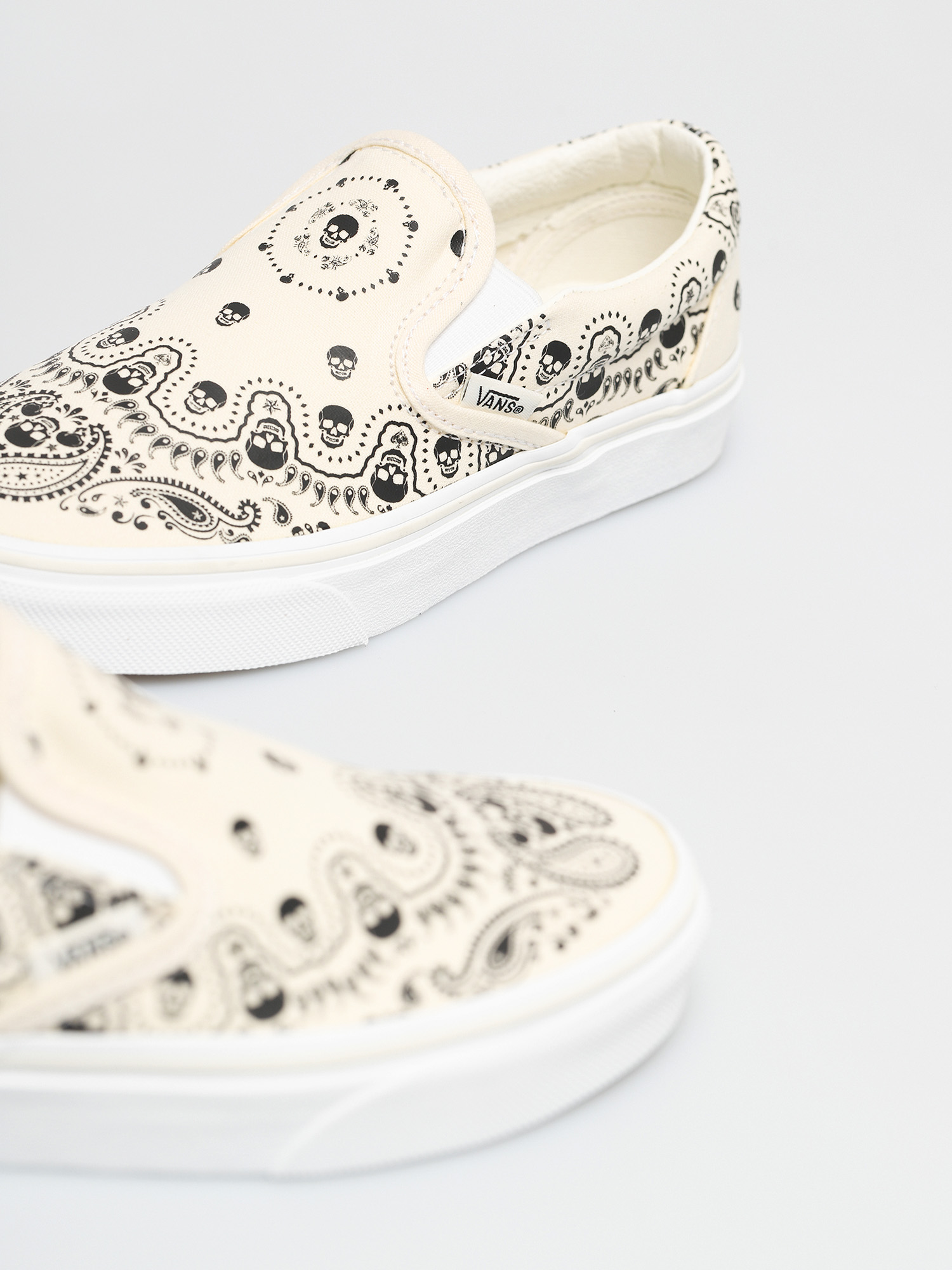 Vans Classic Slip On Shoes (bandana classic white/black)