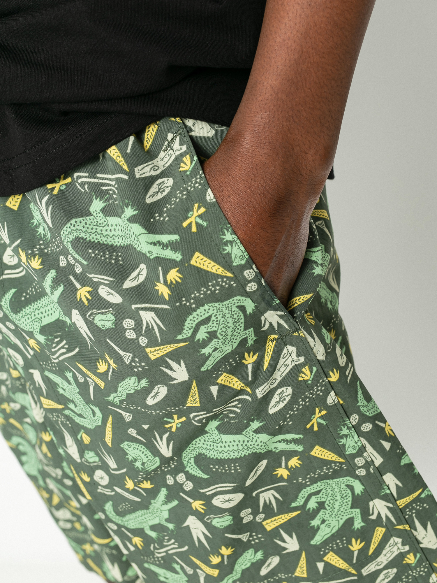 Patagonia Baggies Longs 7in Shorts (alligators and bullfrogs/kale green)