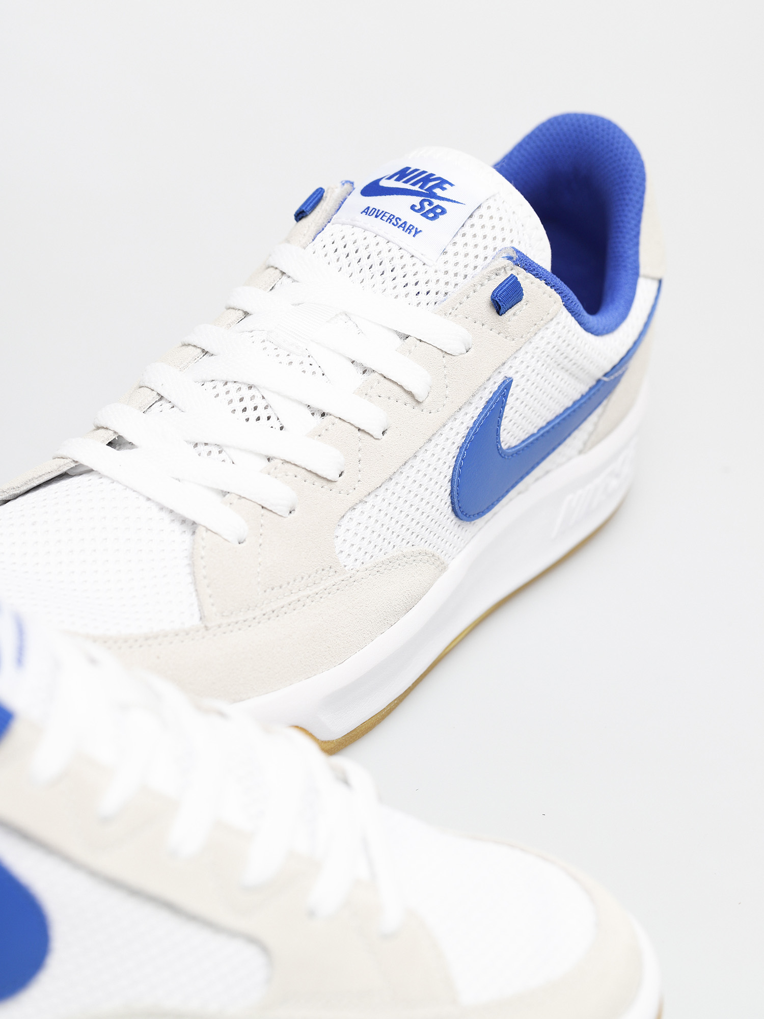 nike sb adversary trainers in summit white gum