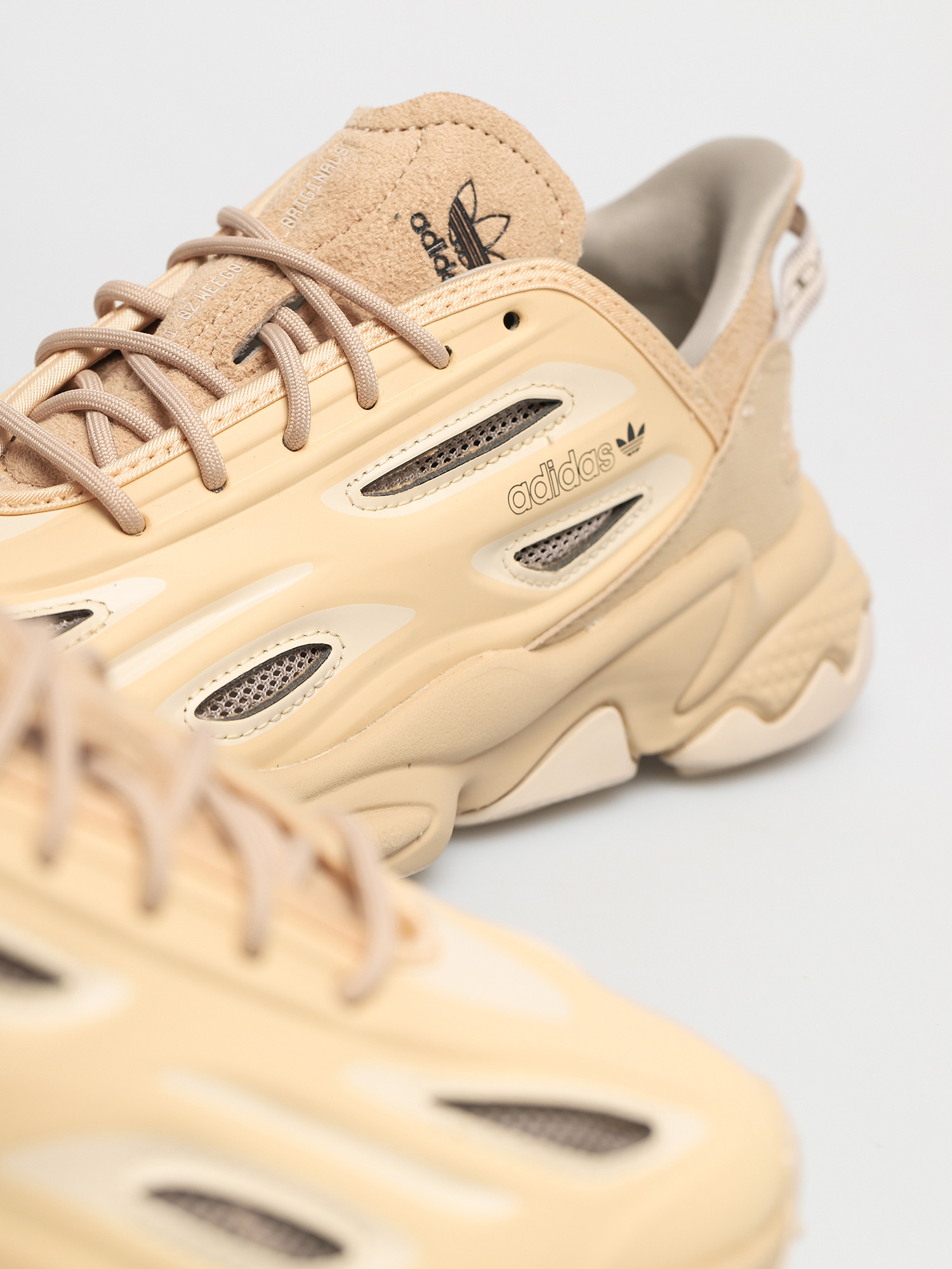 adidas Originals Ozweego Celox Shoes Wmn (stpanu/linen/lbrown)