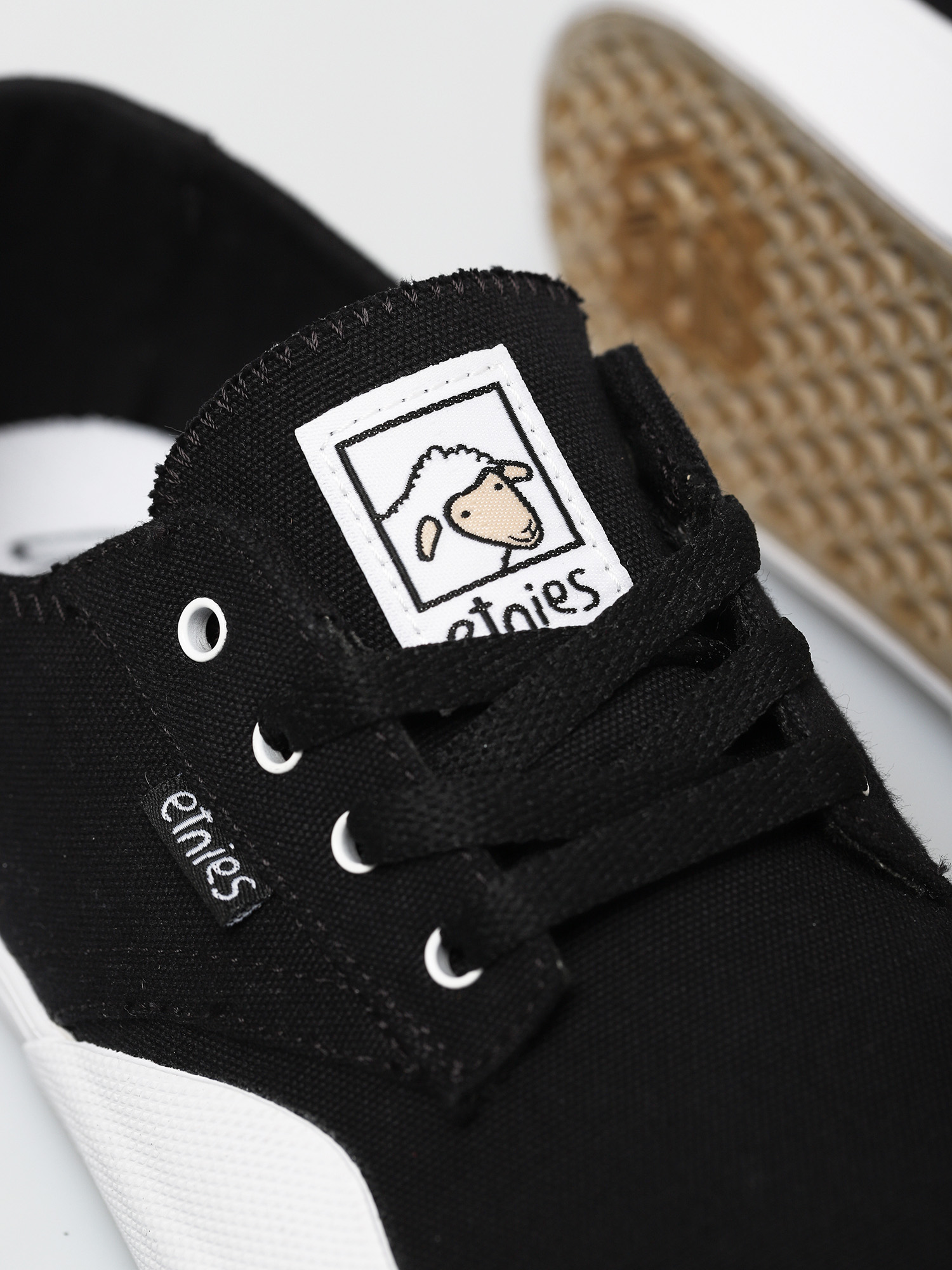 Etnies Jameson Vulc Ls X Sheep Shoes (black/white/gum)