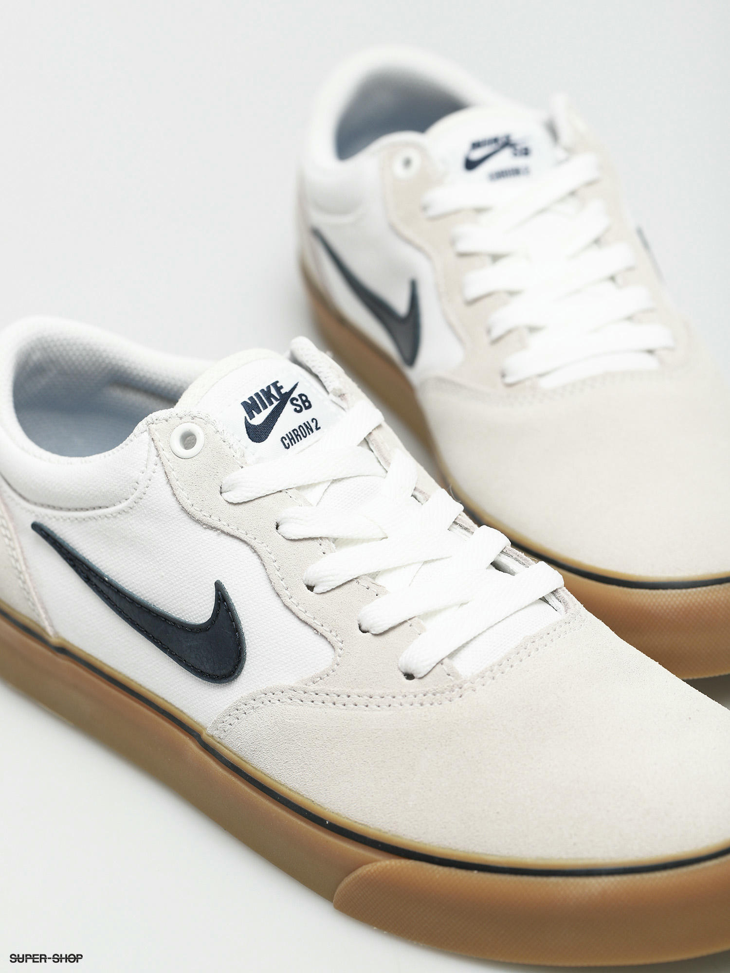 Nike sb chron in white sales with gum sole