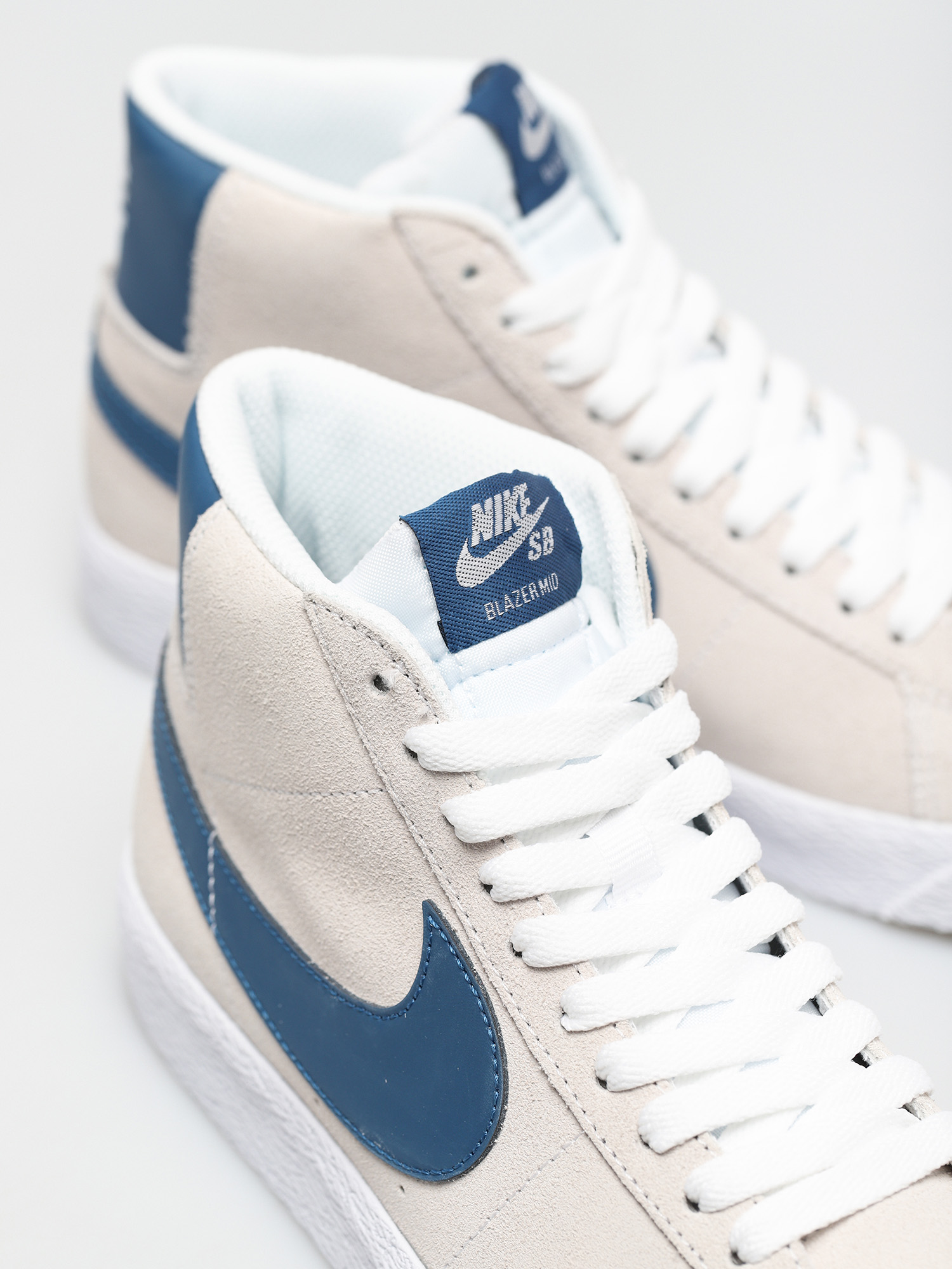 Nike SB Zoom Blazer Mid Shoes (white 