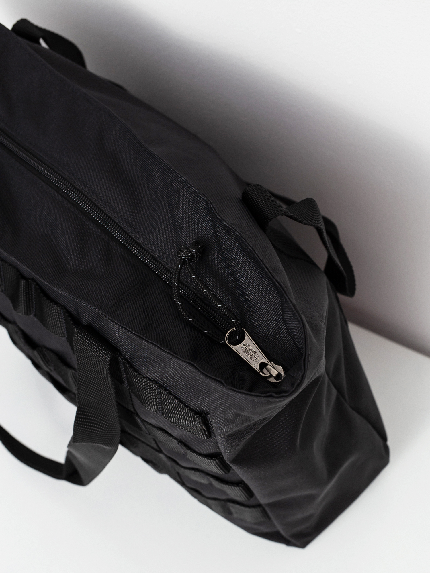 Eastpak Fox Handbag (strapped black)